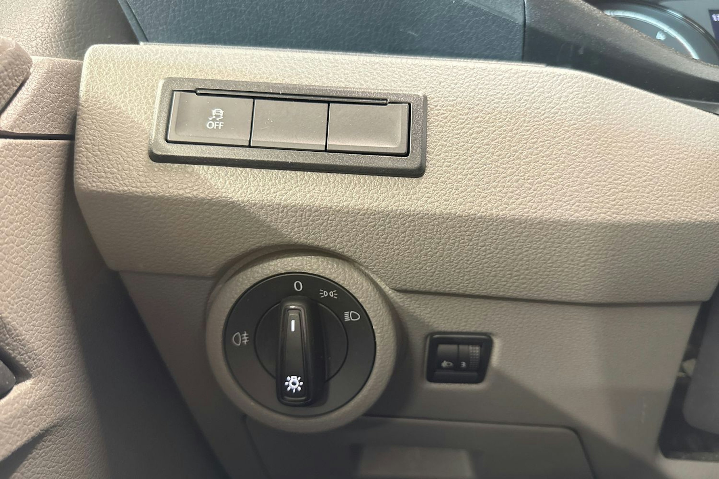 valkoinen Volkswagen Transporter 2022 kuva 15.