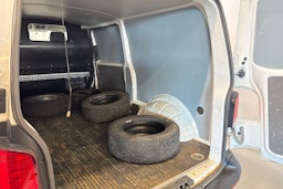 valkoinen Volkswagen Transporter 2022 kuva 23.