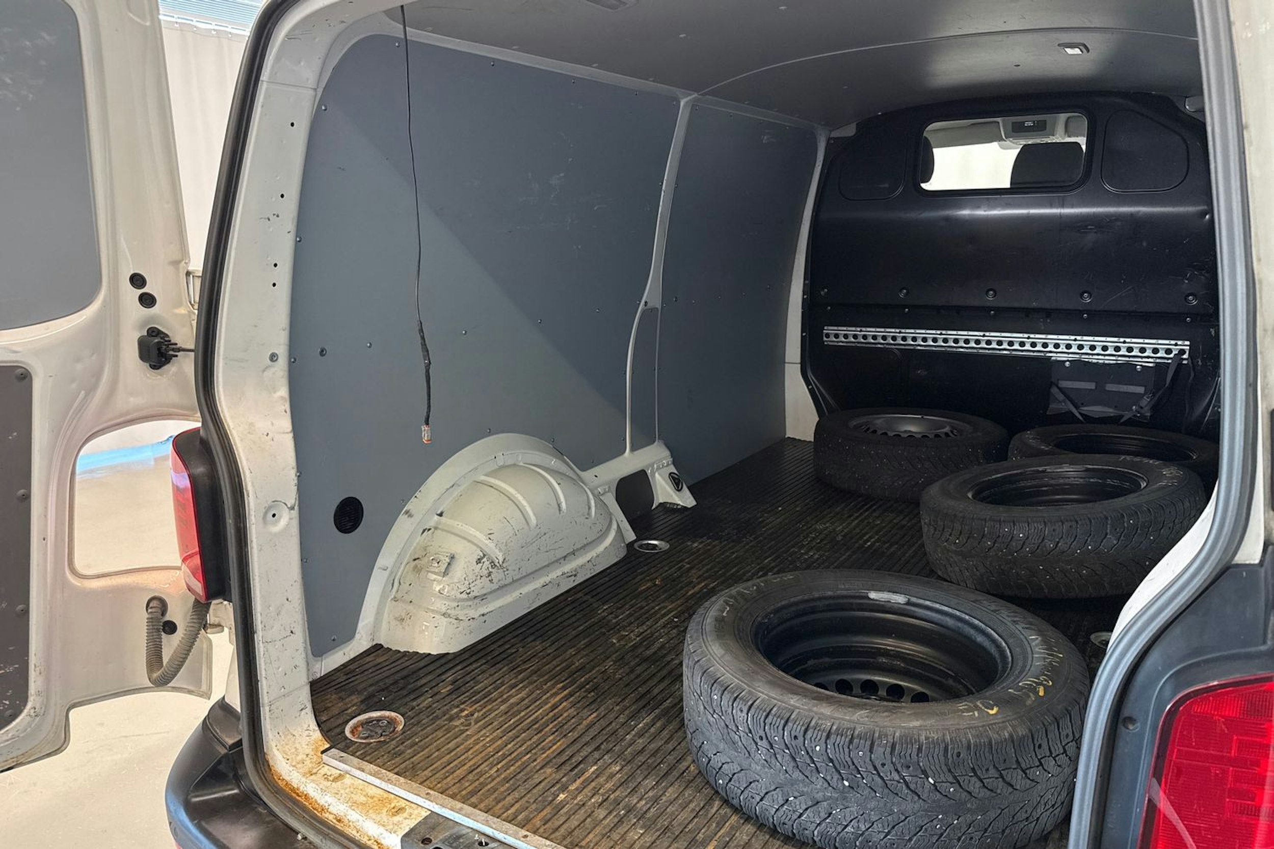 valkoinen Volkswagen Transporter 2022 kuva 24.