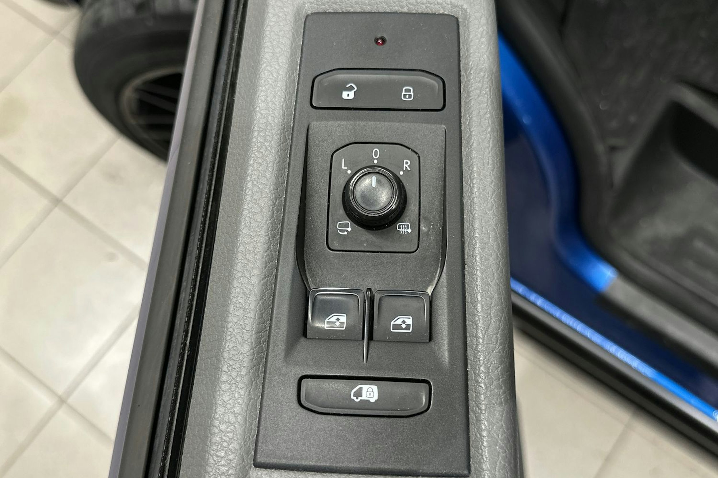 Sininen Volkswagen Transporter 2021 kuva 14.