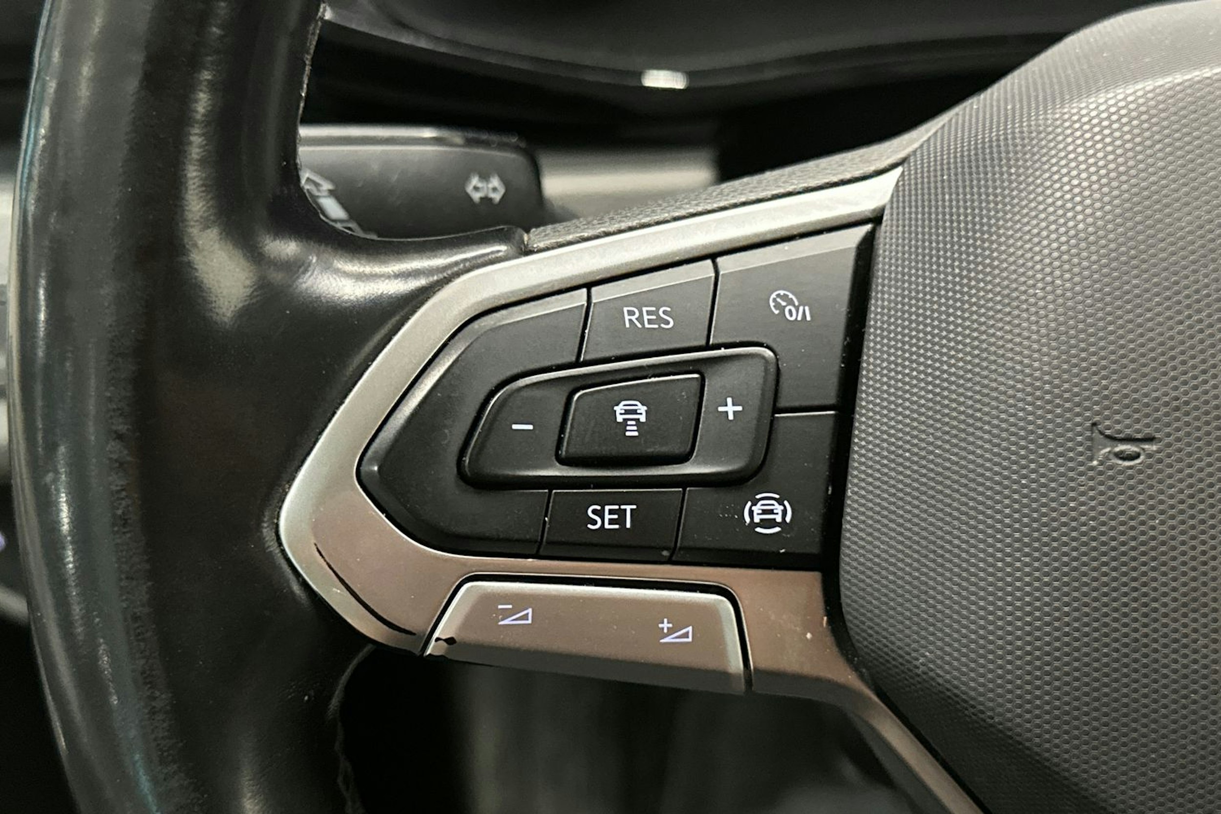 Sininen Volkswagen Transporter 2021 kuva 16.