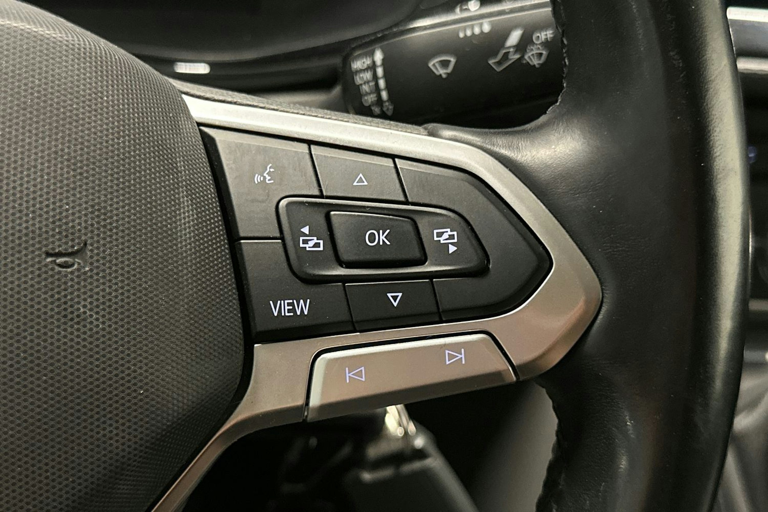 Sininen Volkswagen Transporter 2021 kuva 17.