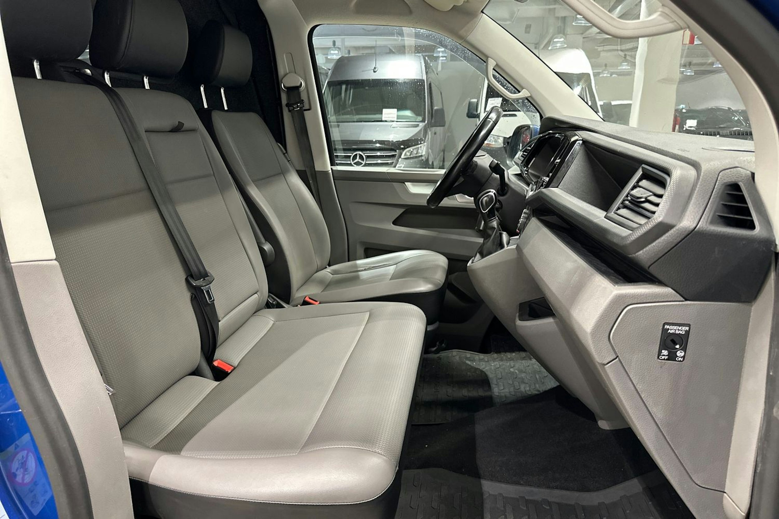 Sininen Volkswagen Transporter 2021 kuva 26.