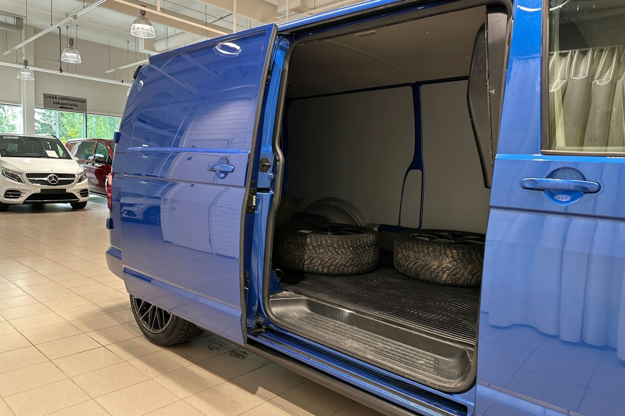 Sininen Volkswagen Transporter 2021 kuva 27.
