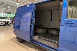 Sininen Volkswagen Transporter 2021 kuva 27.