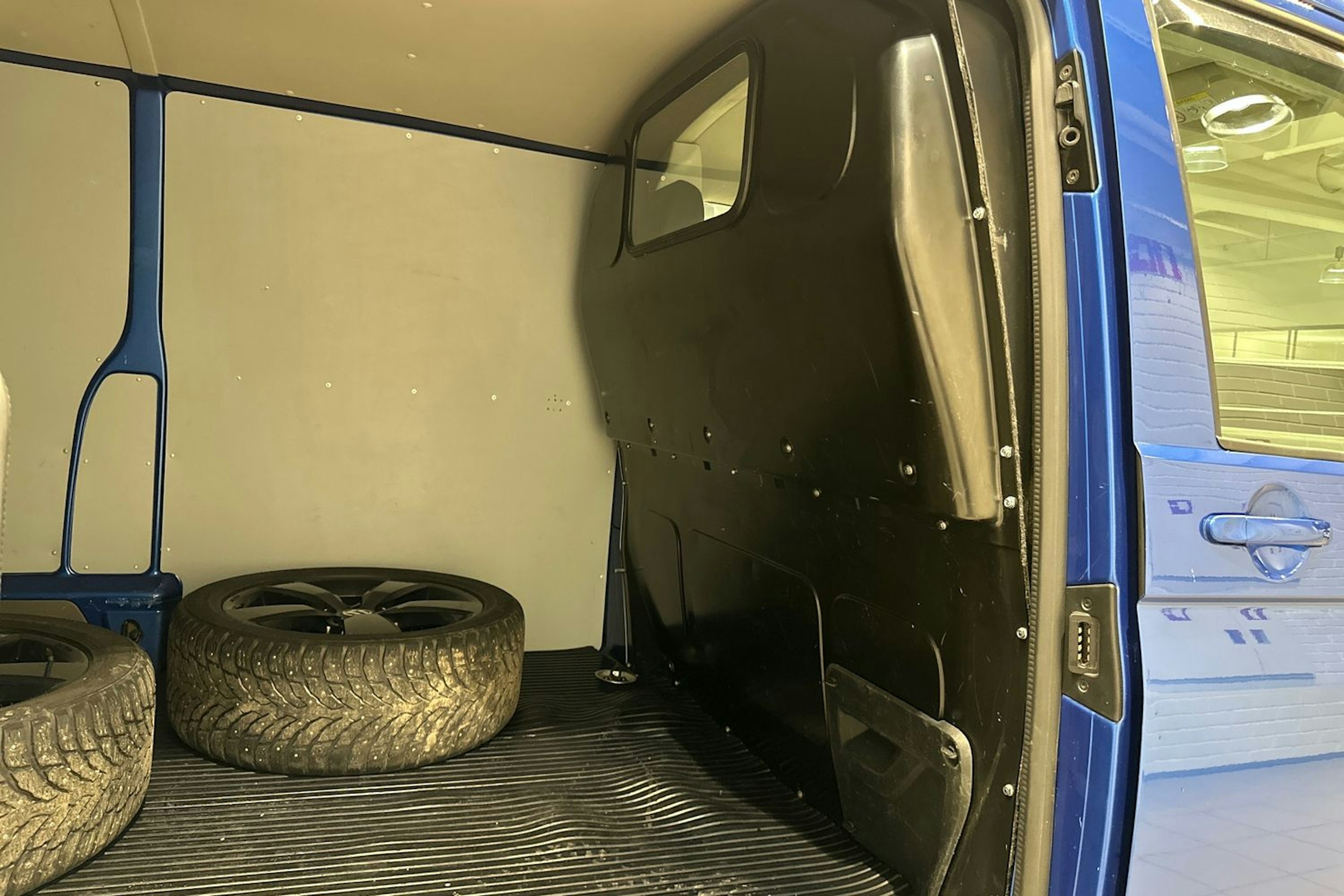 Sininen Volkswagen Transporter 2021 kuva 28.