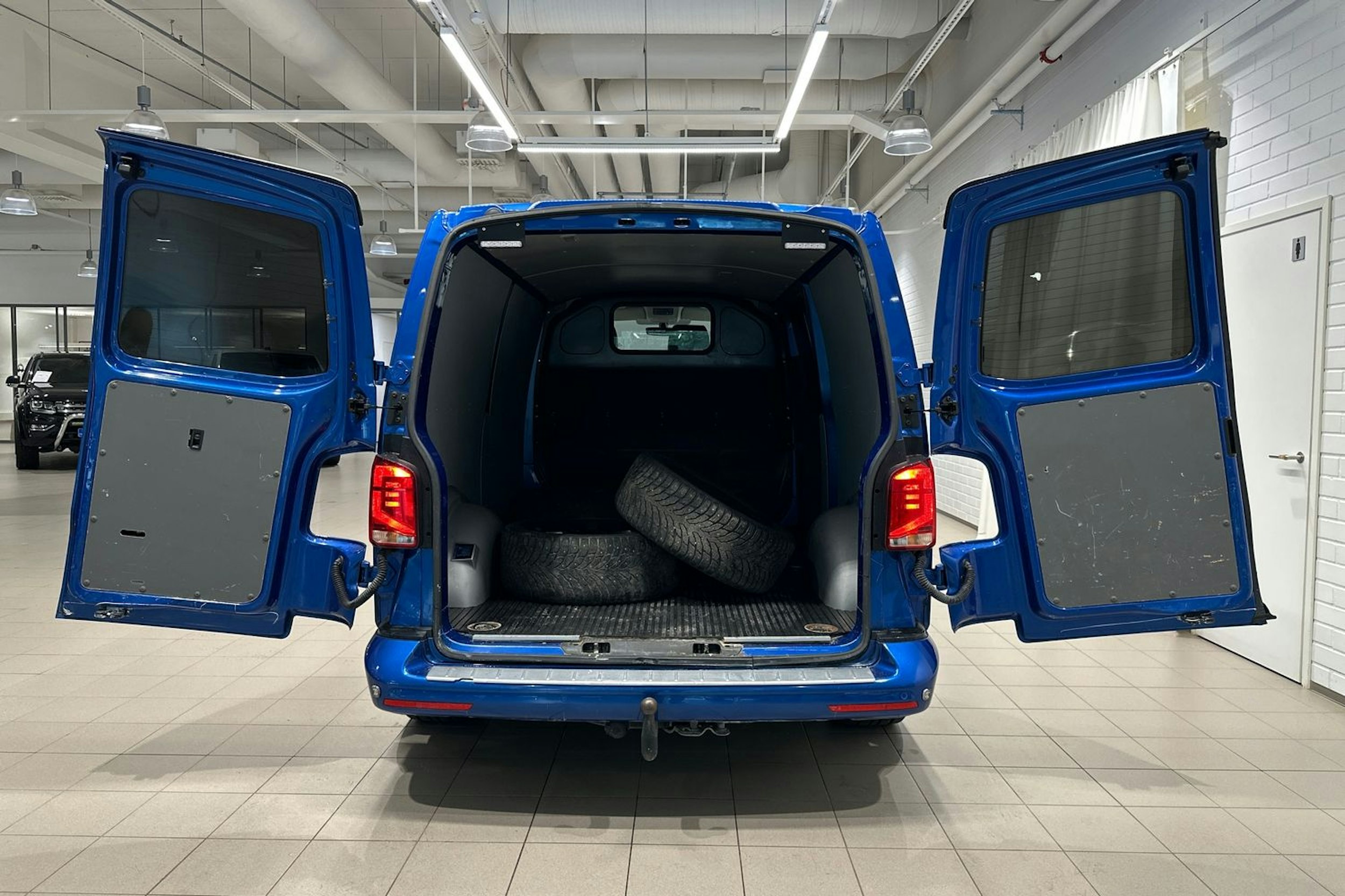 Sininen Volkswagen Transporter 2021 kuva 29.