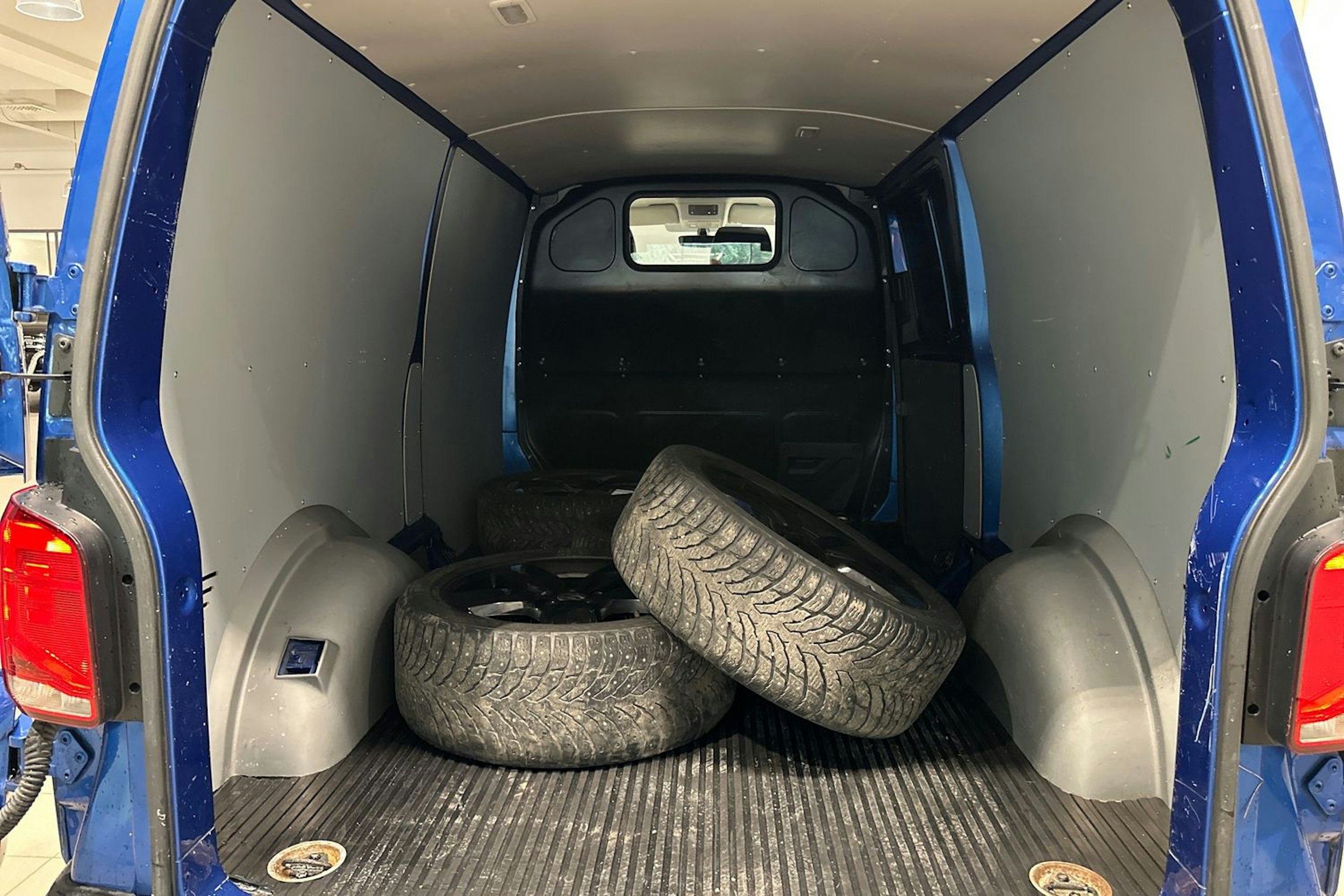 Sininen Volkswagen Transporter 2021 kuva 30.
