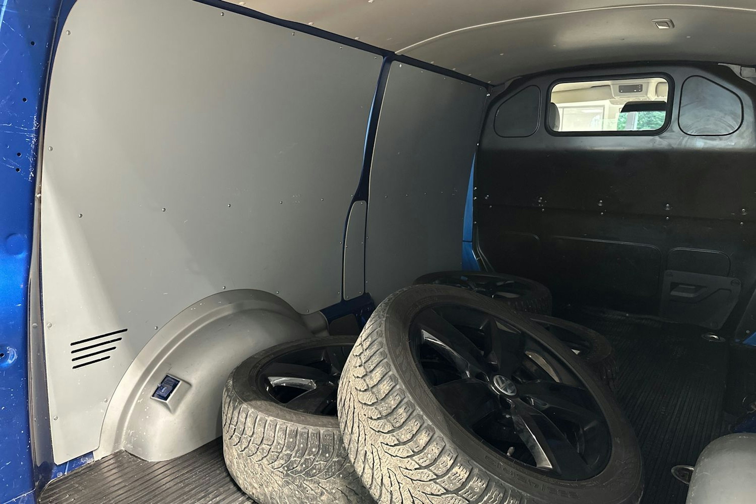 Sininen Volkswagen Transporter 2021 kuva 31.