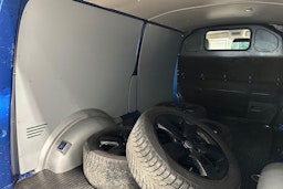 Sininen Volkswagen Transporter 2021 kuva 31.