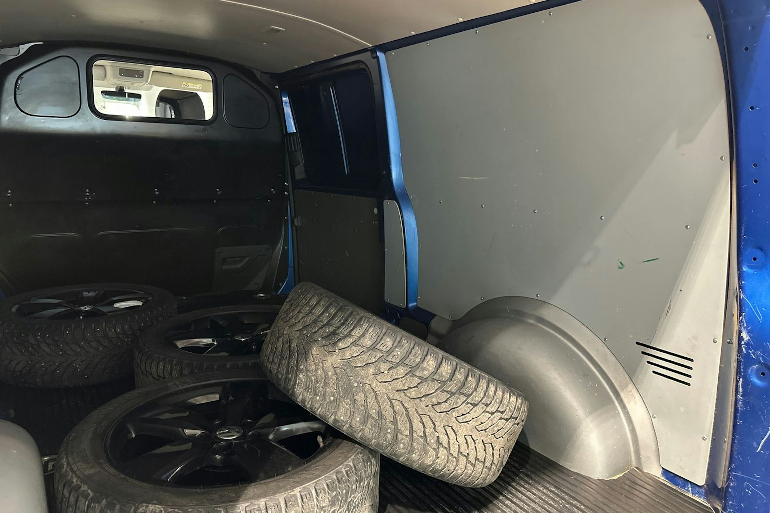 Sininen Volkswagen Transporter 2021 kuva 32.