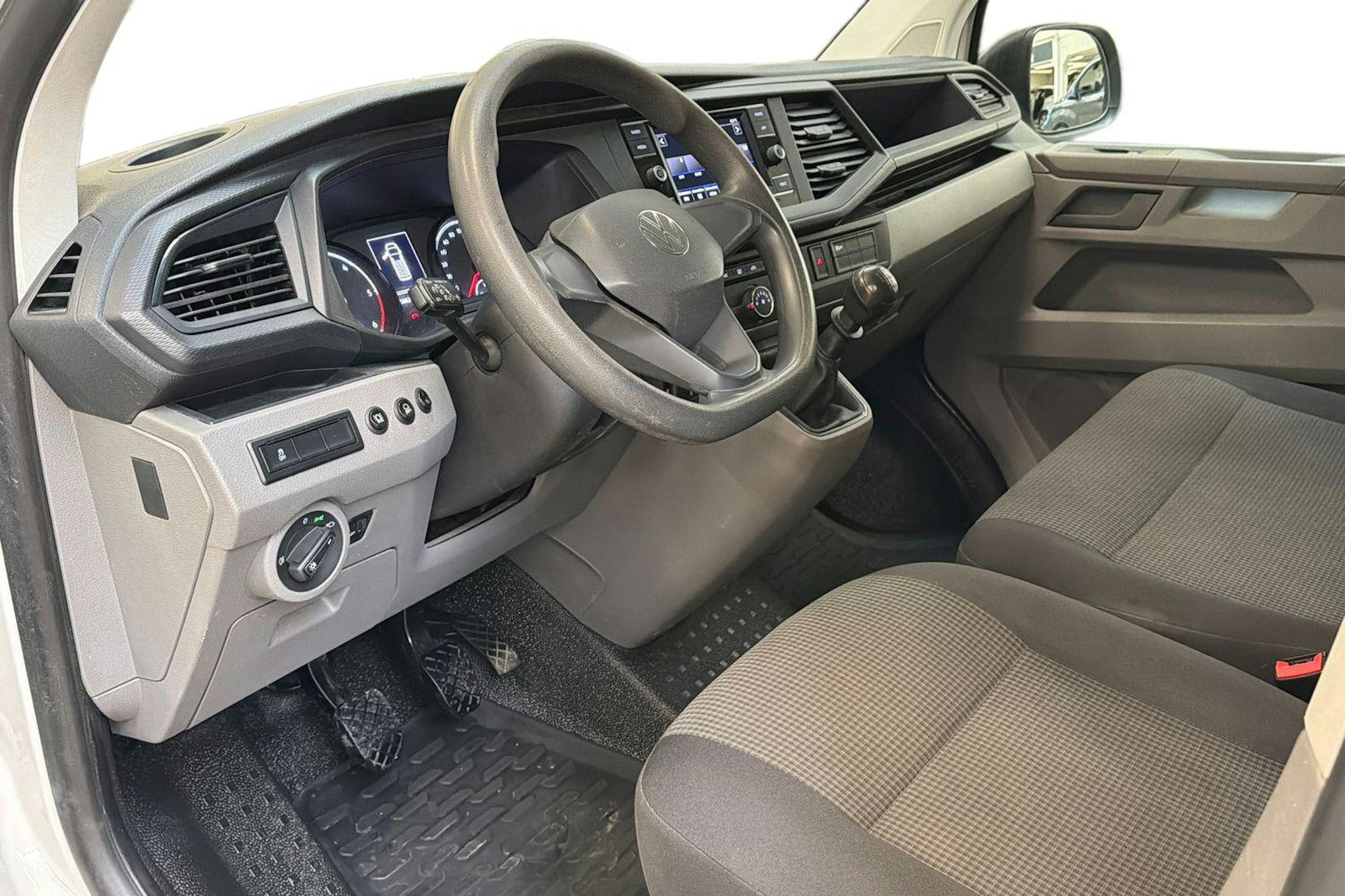valkoinen Volkswagen Transporter 2021 kuva 8.