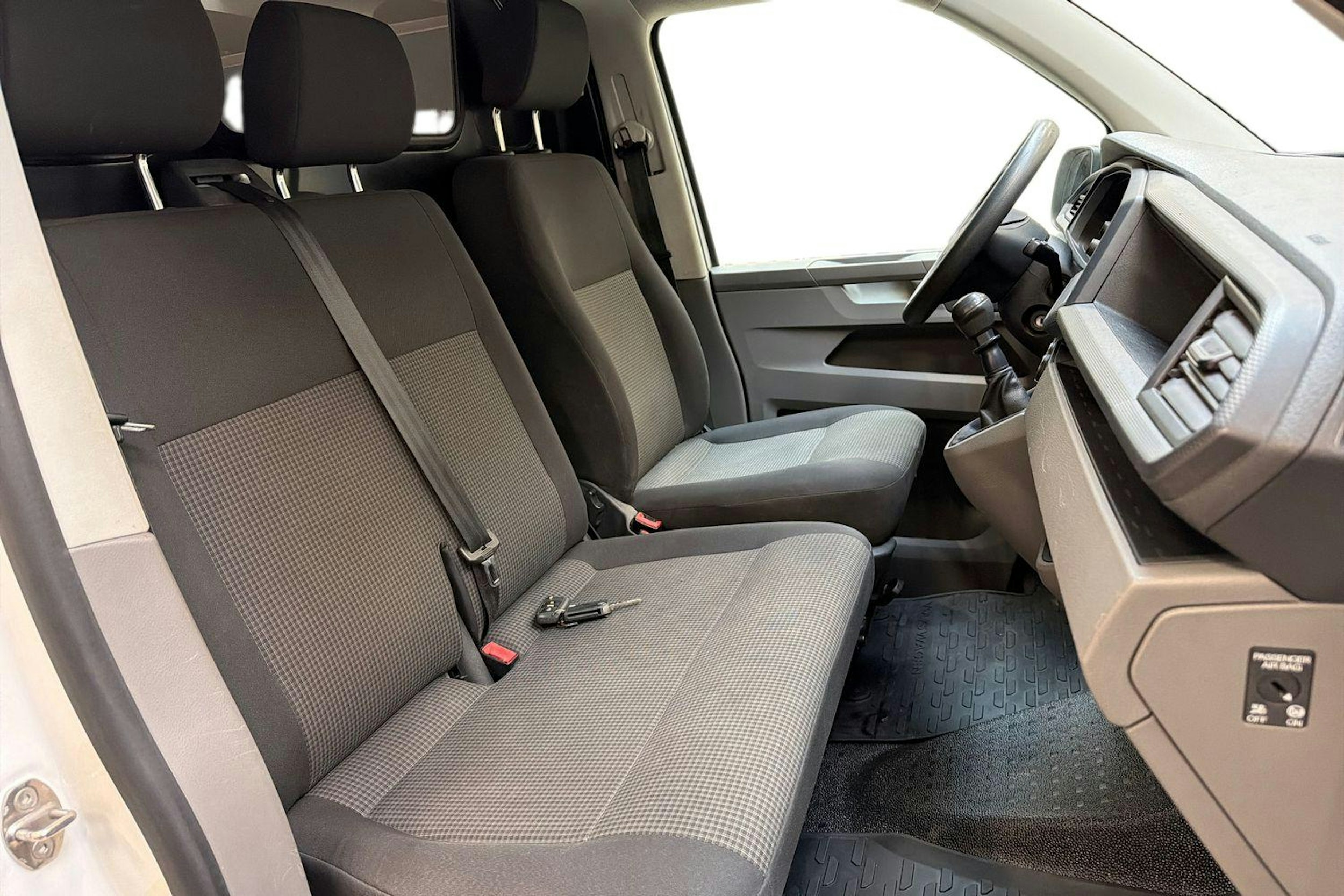 valkoinen Volkswagen Transporter 2021 kuva 11.