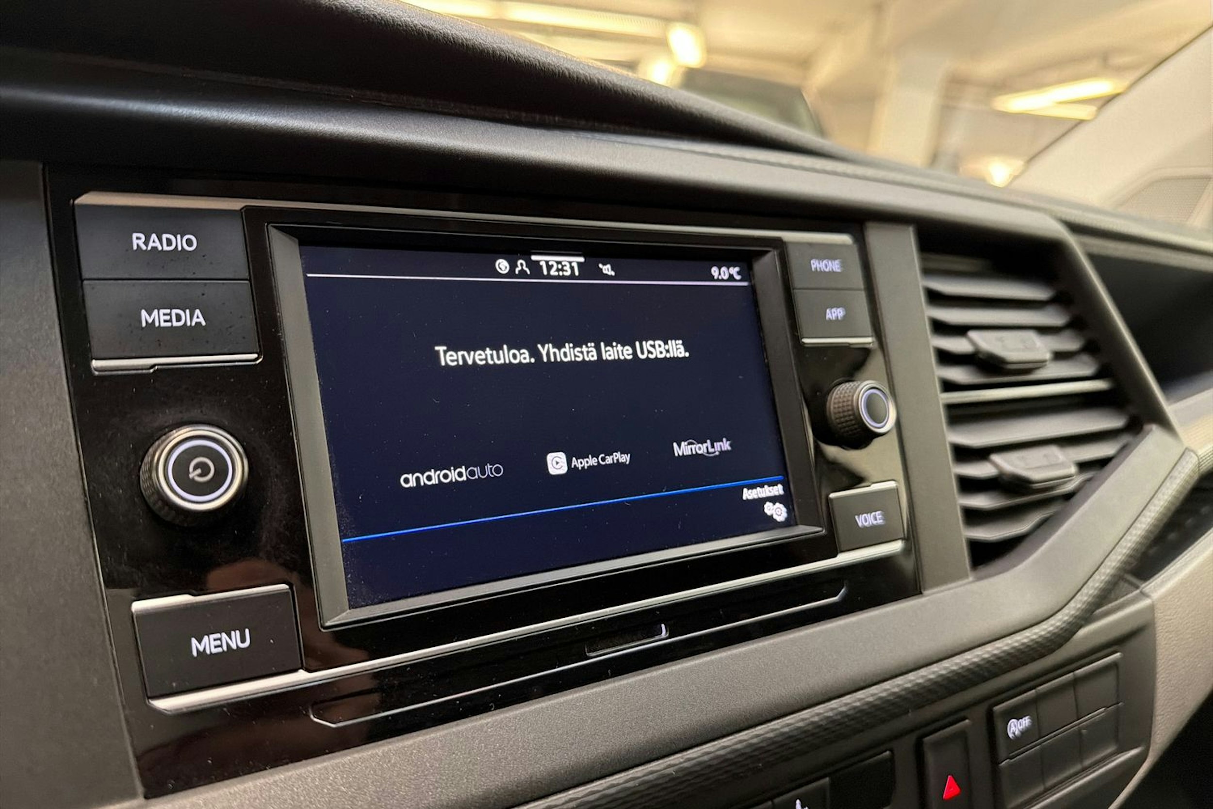 valkoinen Volkswagen Transporter 2021 kuva 17.