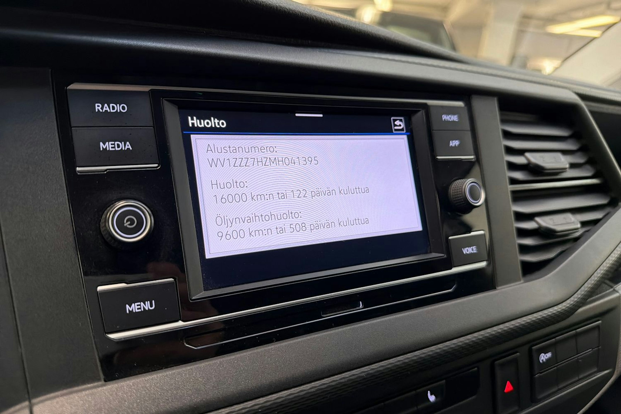 valkoinen Volkswagen Transporter 2021 kuva 19.