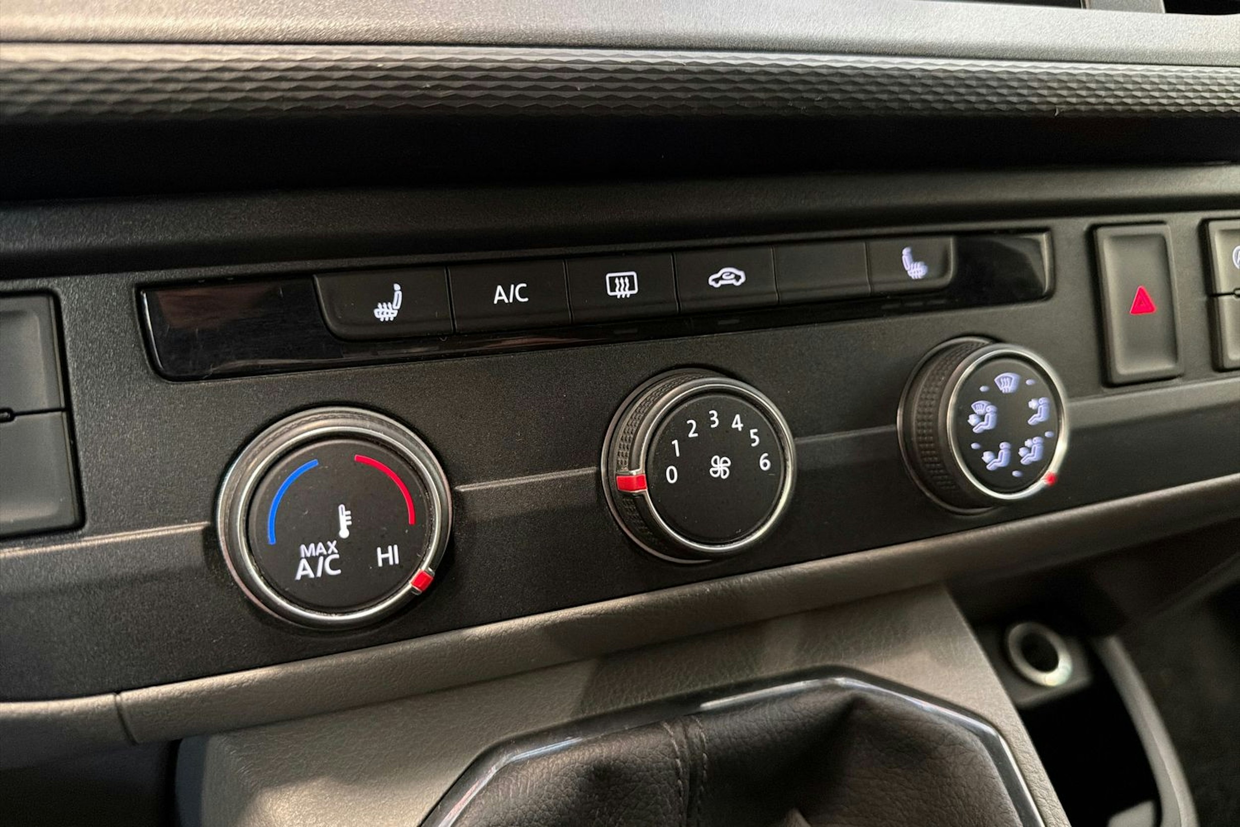 valkoinen Volkswagen Transporter 2021 kuva 20.