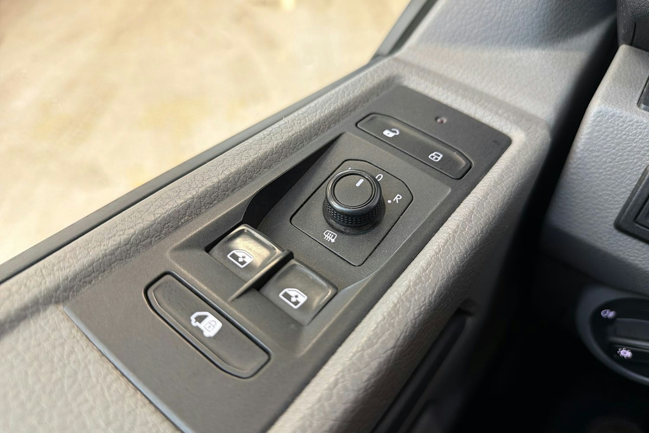 valkoinen Volkswagen Transporter 2021 kuva 21.