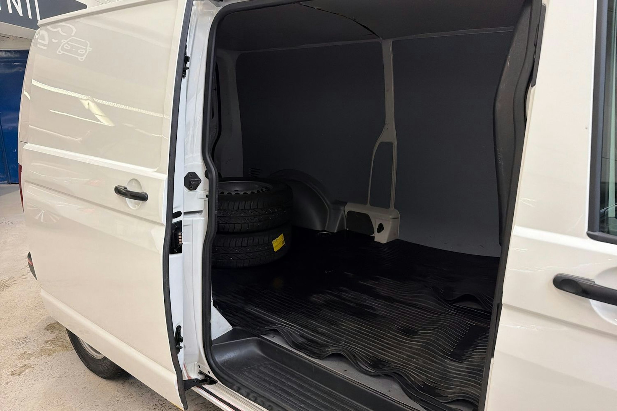 valkoinen Volkswagen Transporter 2021 kuva 23.