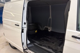 valkoinen Volkswagen Transporter 2021 kuva 23.