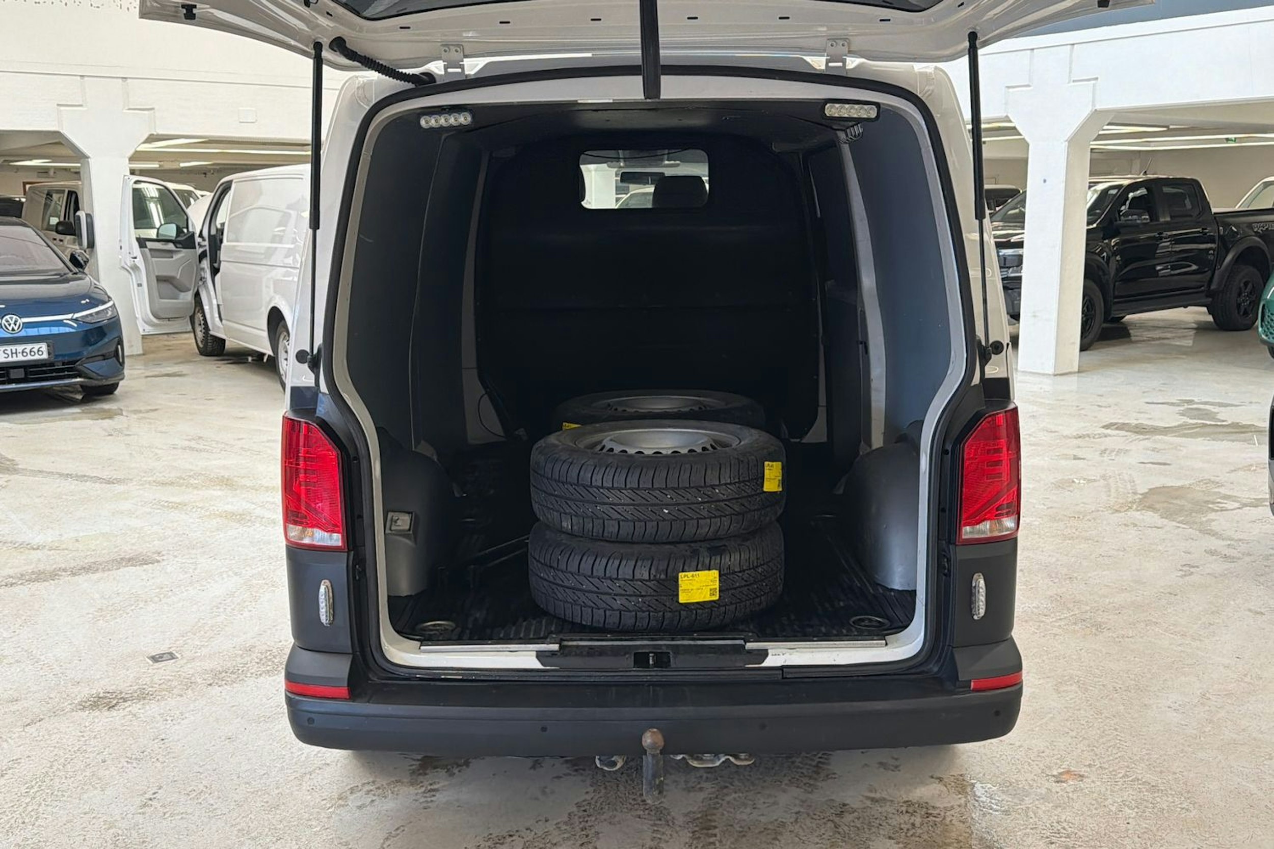 valkoinen Volkswagen Transporter 2021 kuva 24.