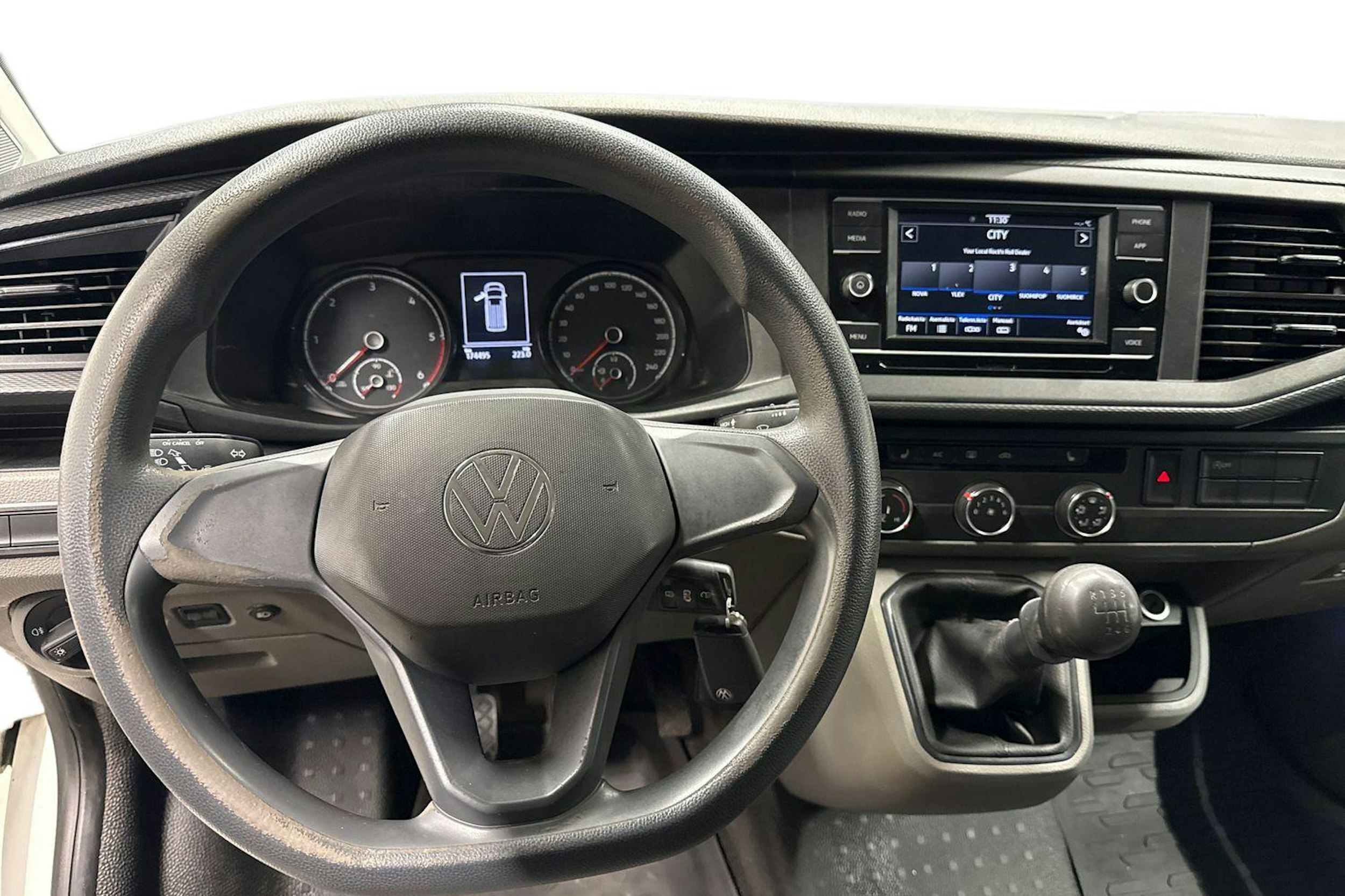 valkoinen Volkswagen Transporter 2021 kuva 9.