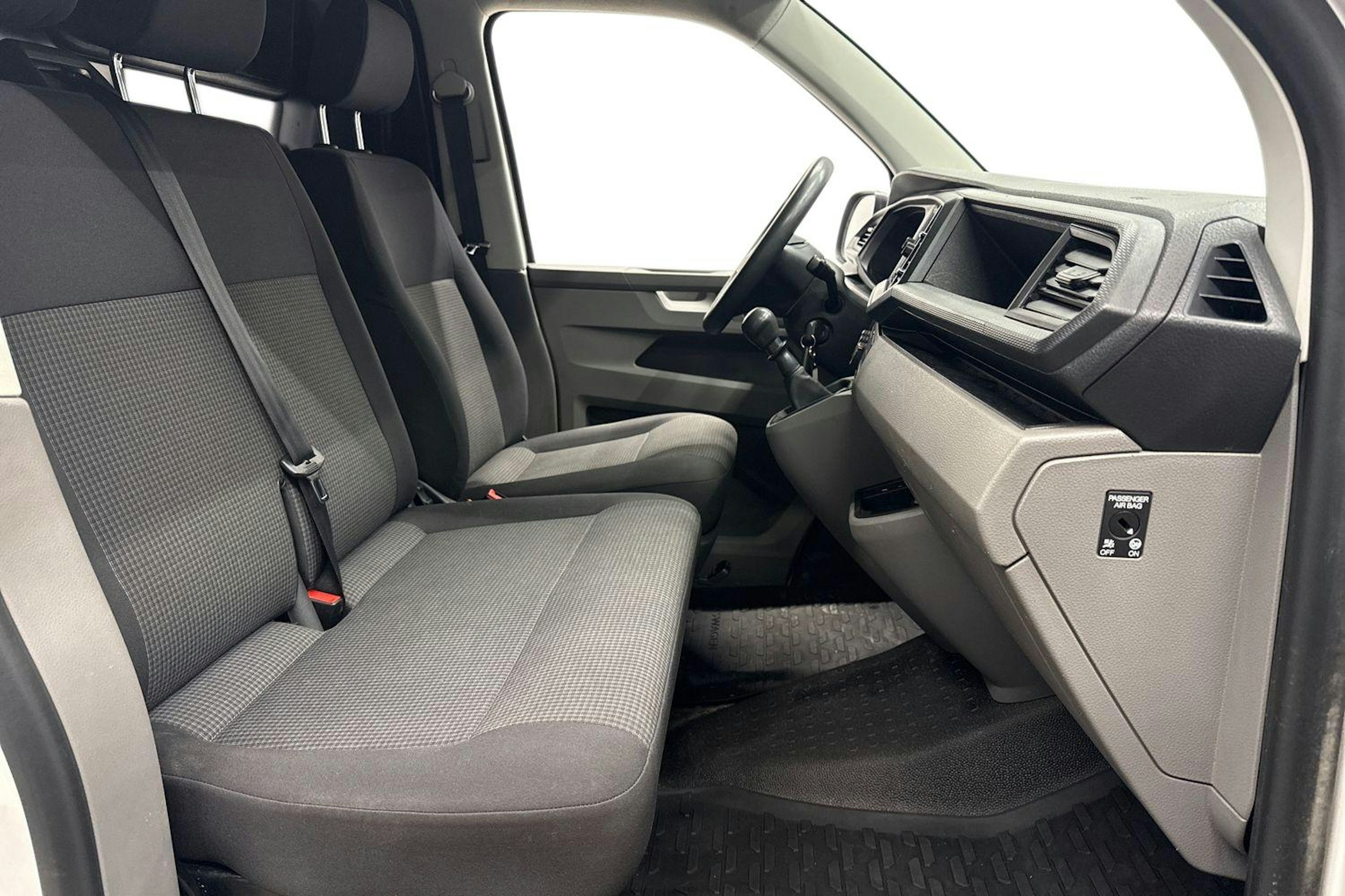 valkoinen Volkswagen Transporter 2021 kuva 11.