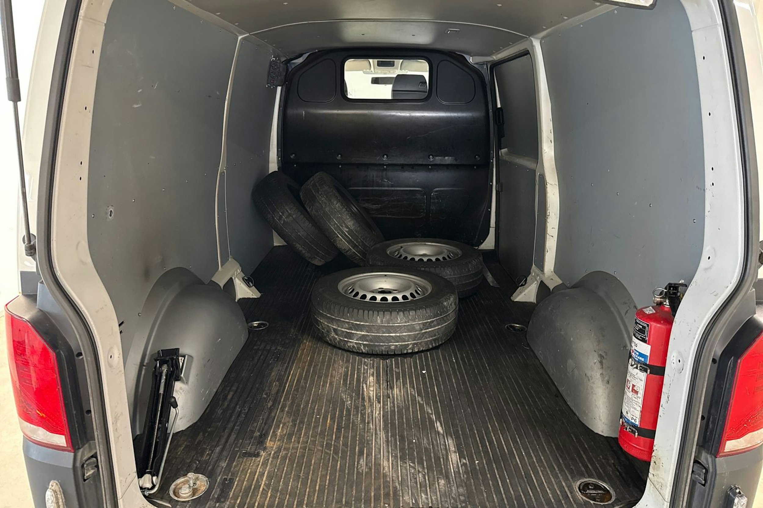 valkoinen Volkswagen Transporter 2021 kuva 16.