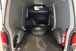 valkoinen Volkswagen Transporter 2021 kuva 16.