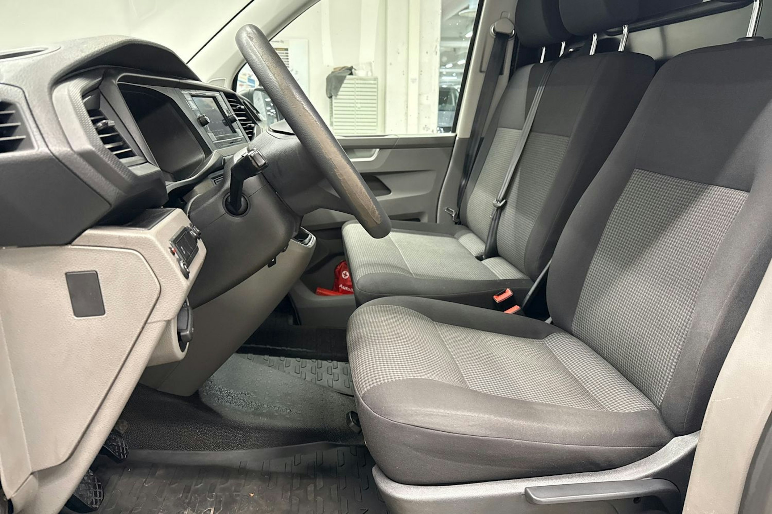 valkoinen Volkswagen Transporter 2021 kuva 17.