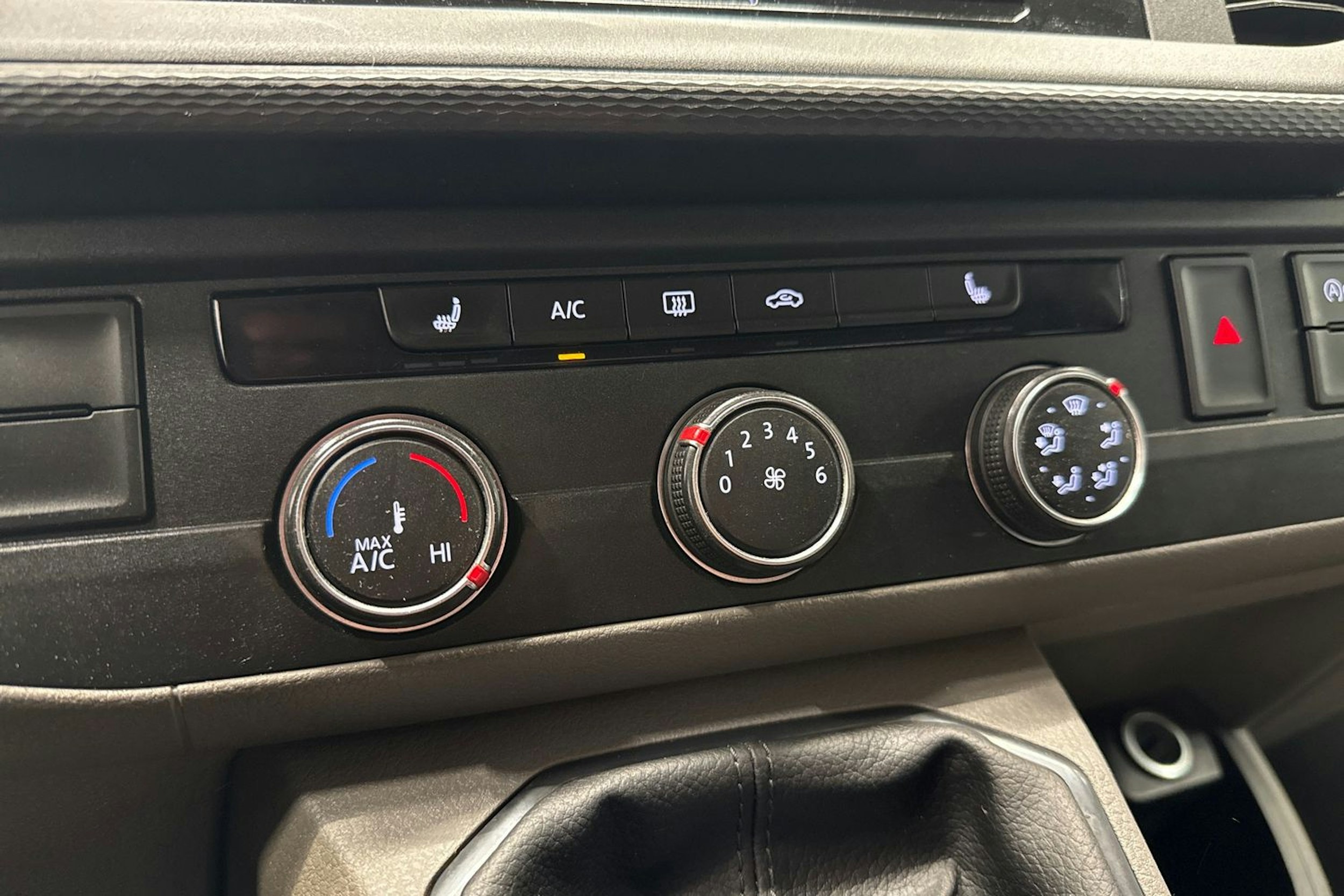 valkoinen Volkswagen Transporter 2021 kuva 21.