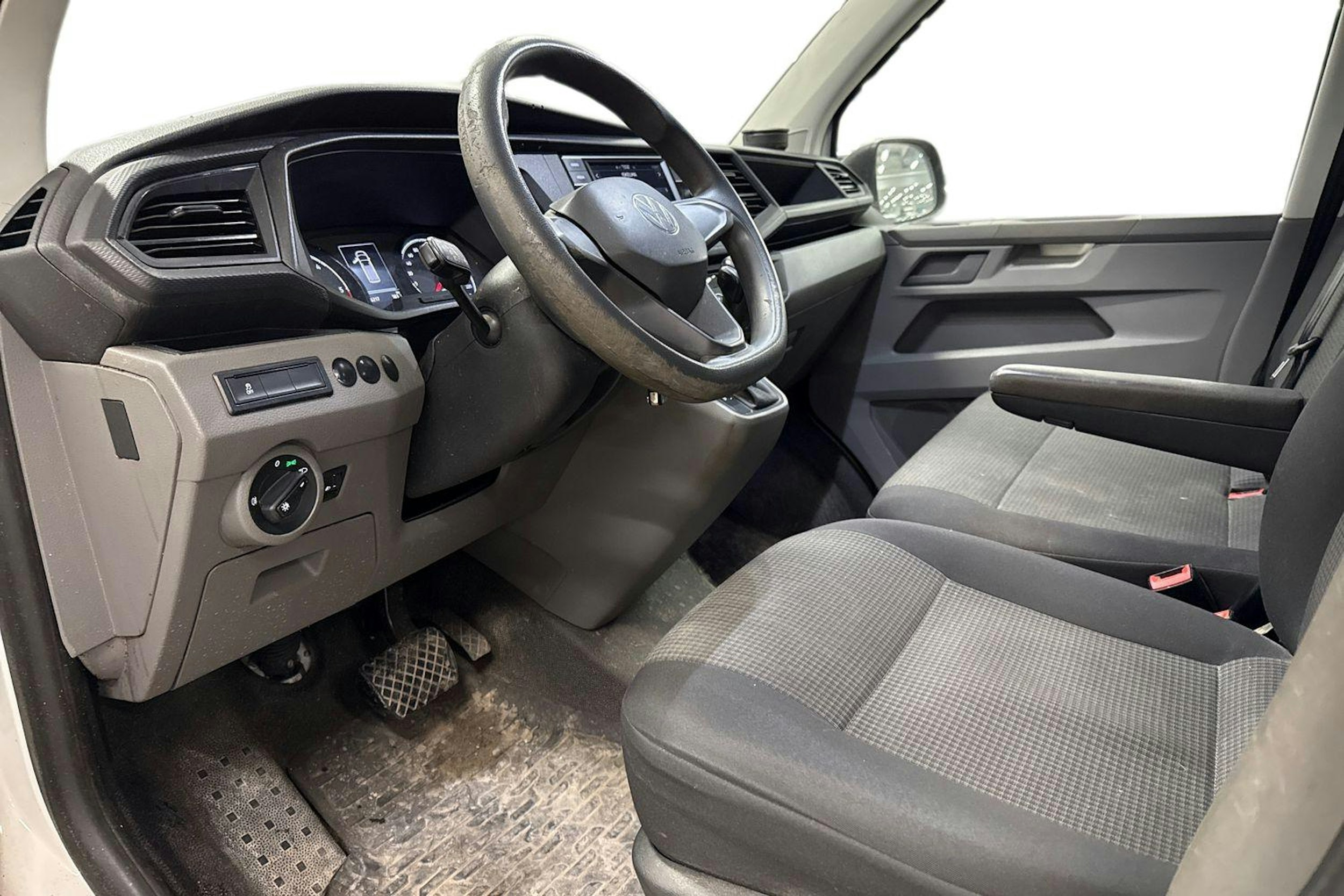 valkoinen Volkswagen Transporter 2021 kuva 3.