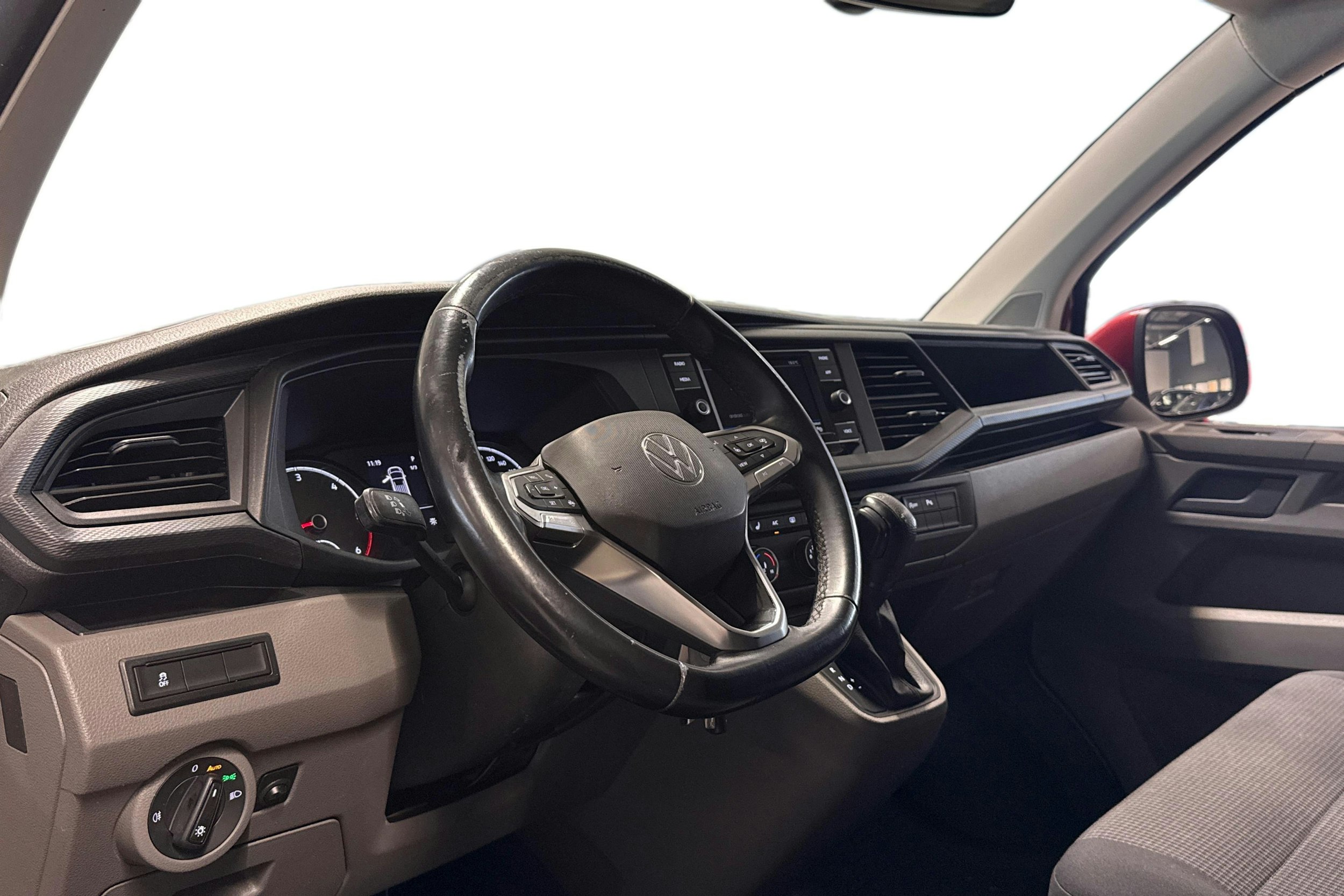 punainen Volkswagen Transporter 2021 kuva 8.