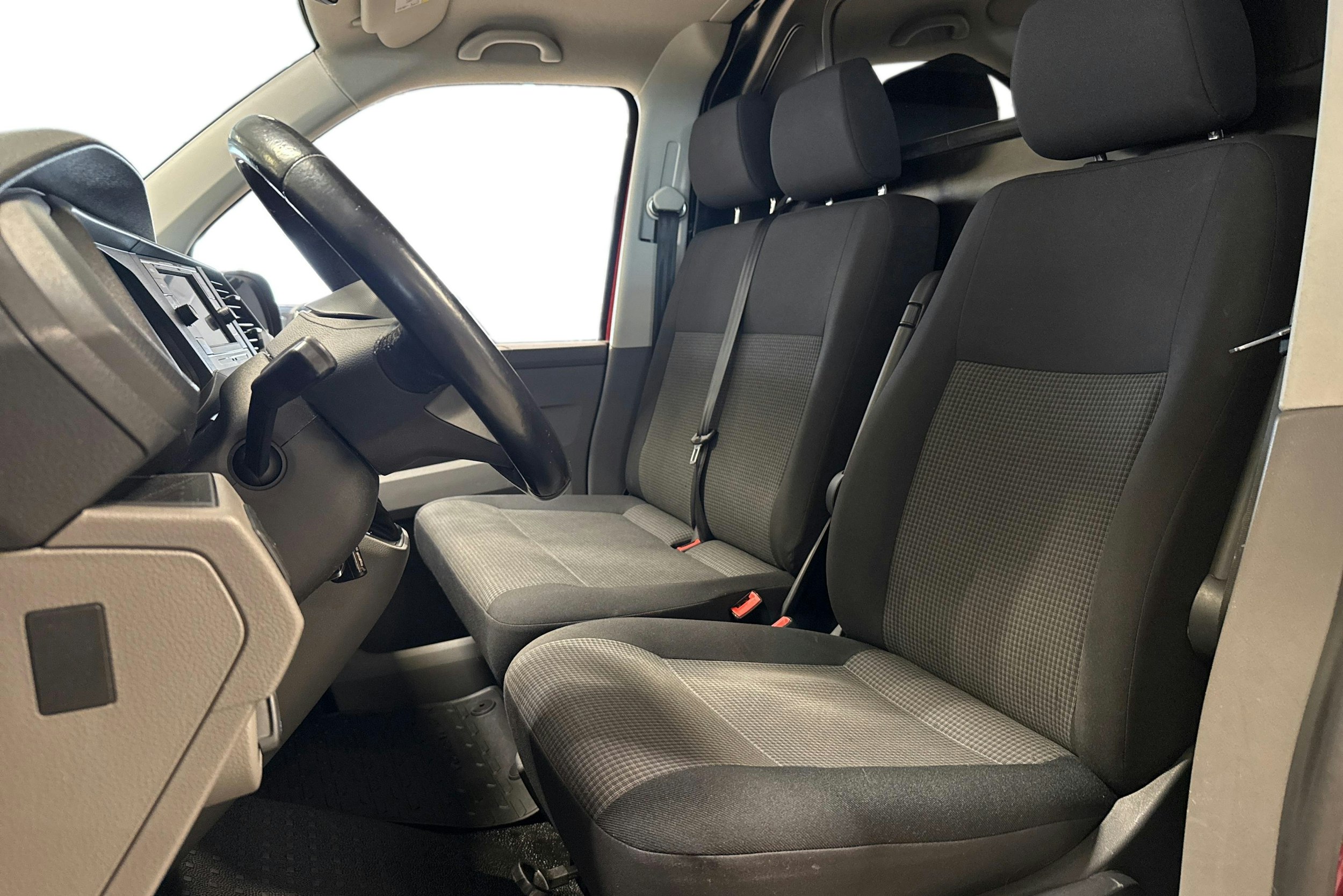 punainen Volkswagen Transporter 2021 kuva 11.