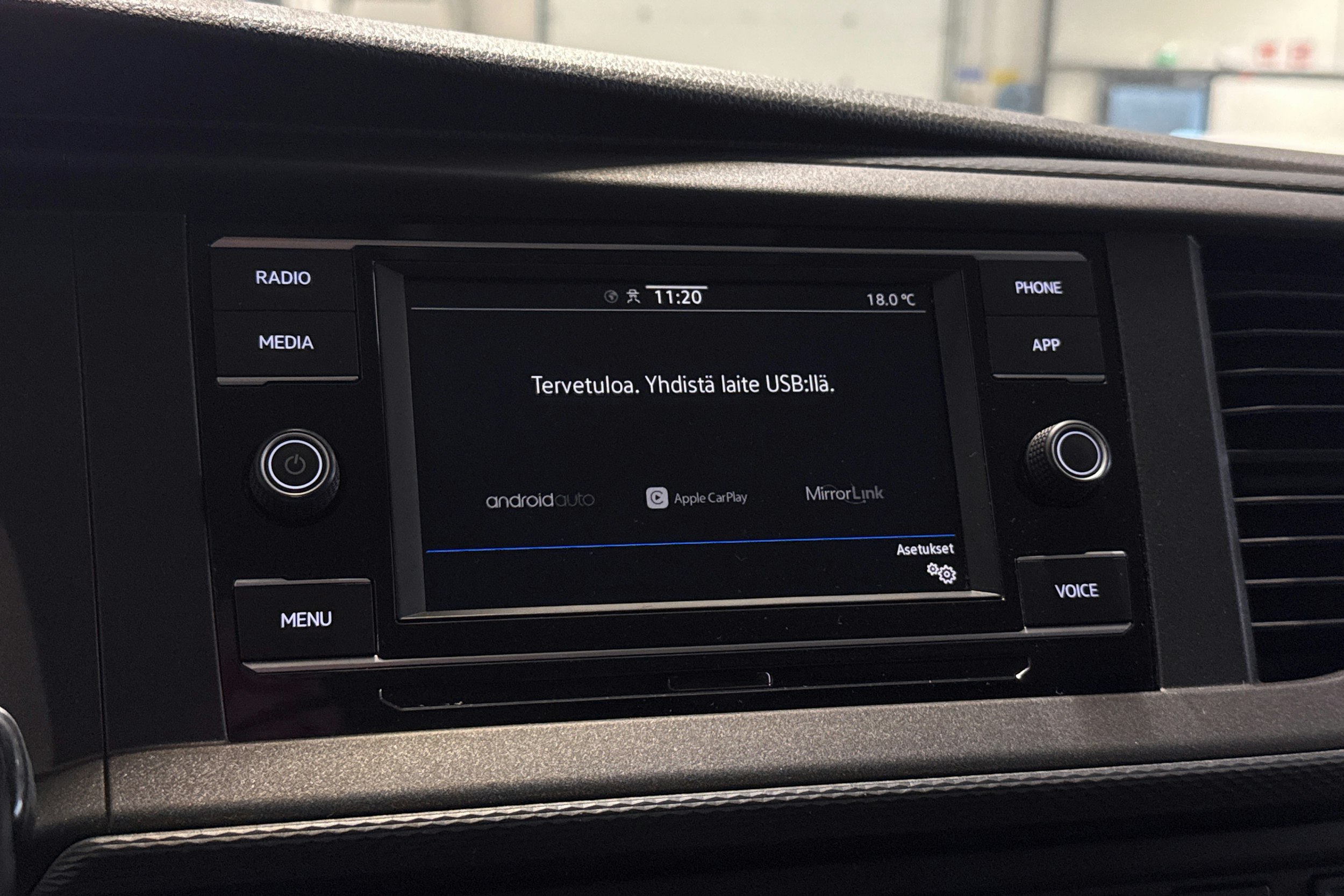 punainen Volkswagen Transporter 2021 kuva 17.