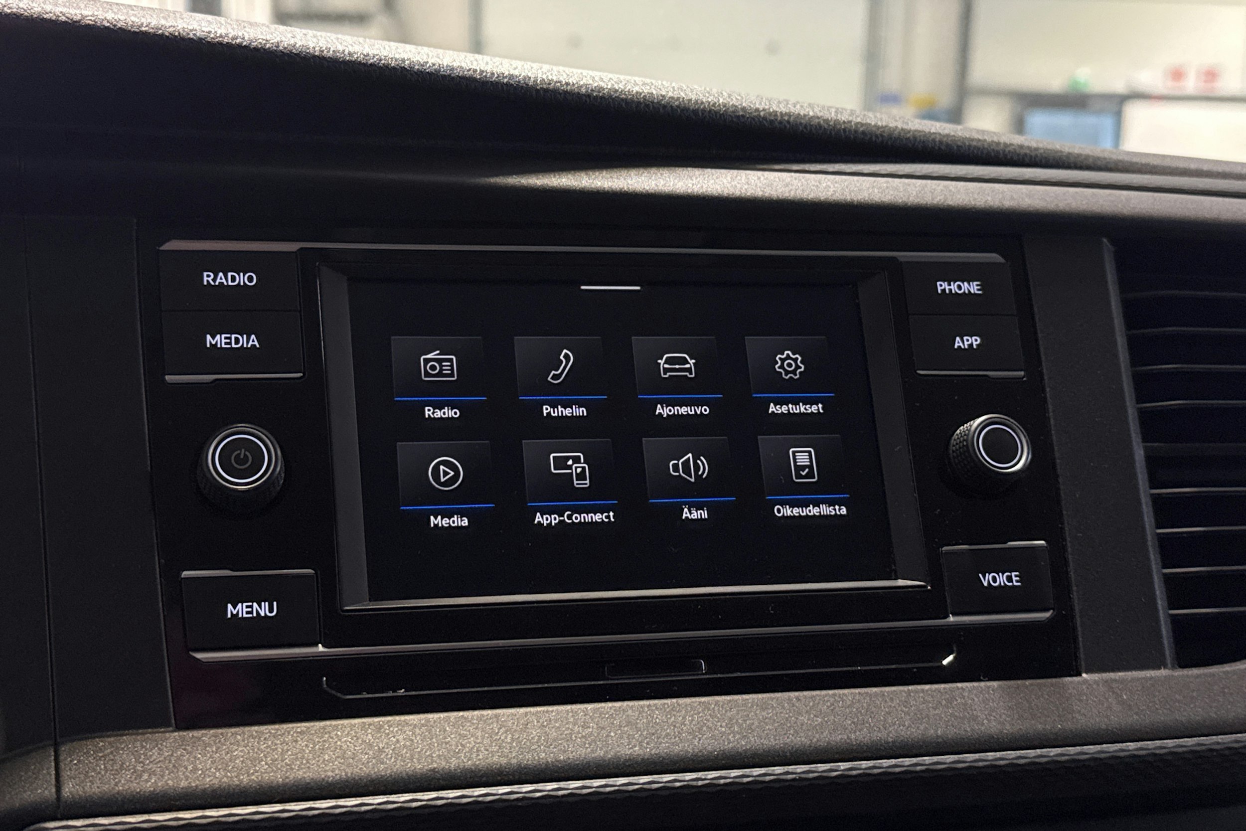 punainen Volkswagen Transporter 2021 kuva 18.