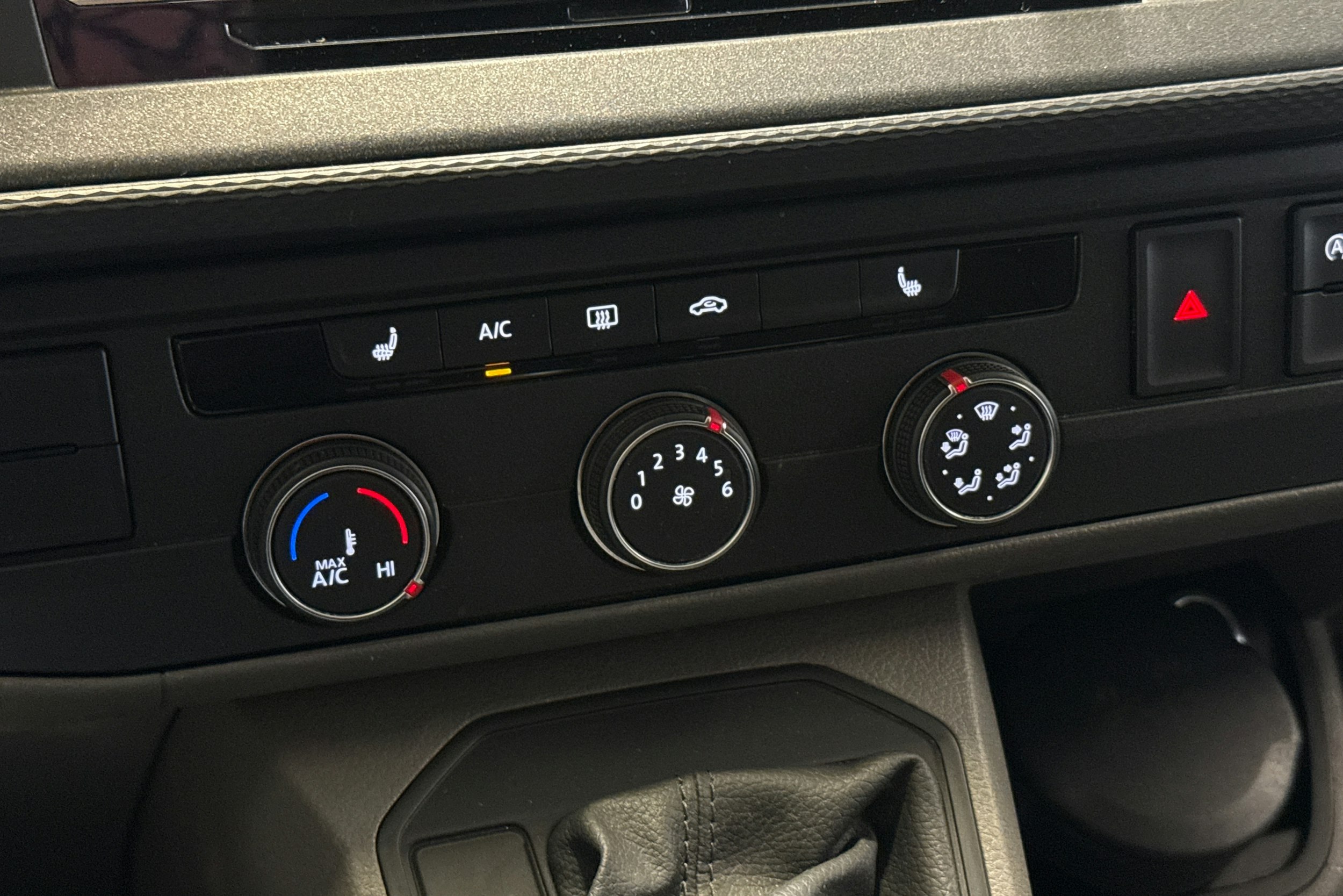 punainen Volkswagen Transporter 2021 kuva 20.