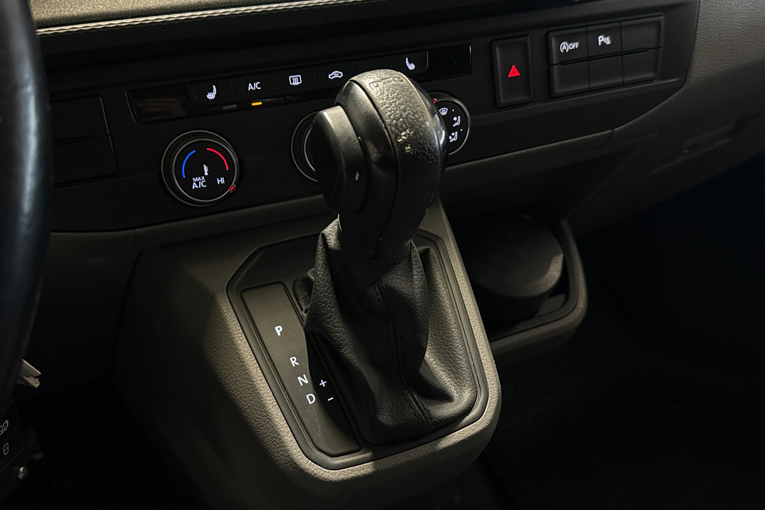 punainen Volkswagen Transporter 2021 kuva 21.