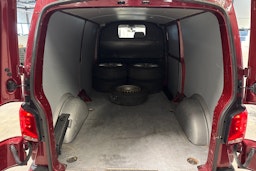 punainen Volkswagen Transporter 2021 kuva 22.