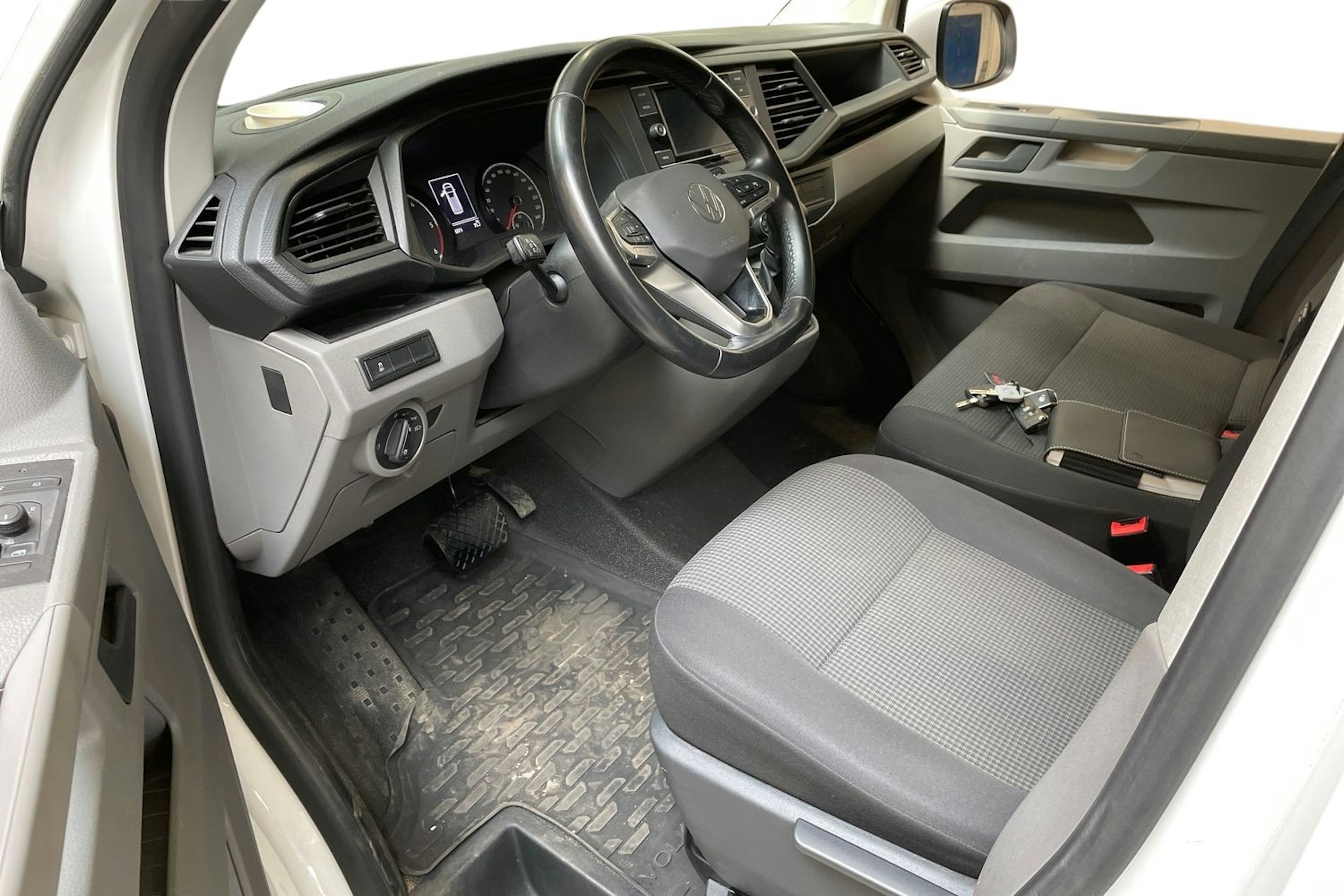 valkoinen Volkswagen Transporter 2021 kuva 3.