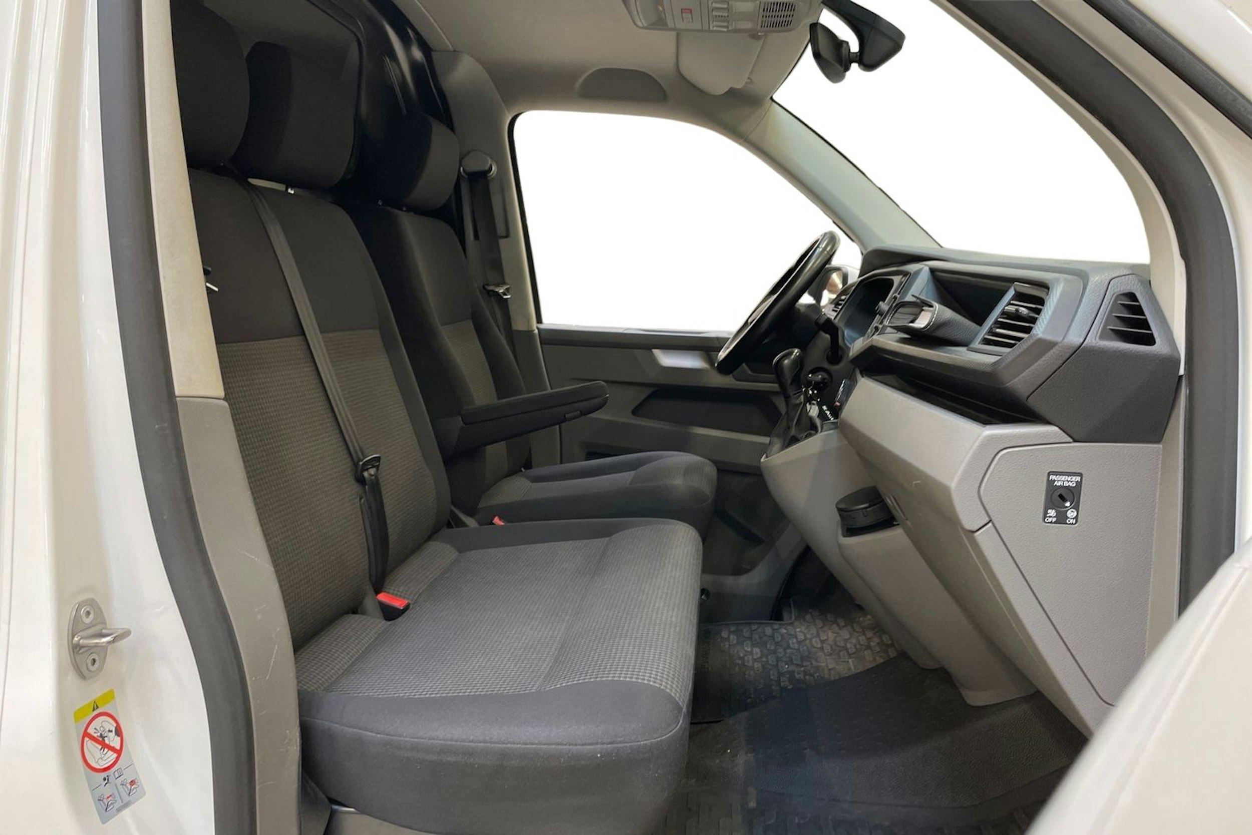 valkoinen Volkswagen Transporter 2021 kuva 10.