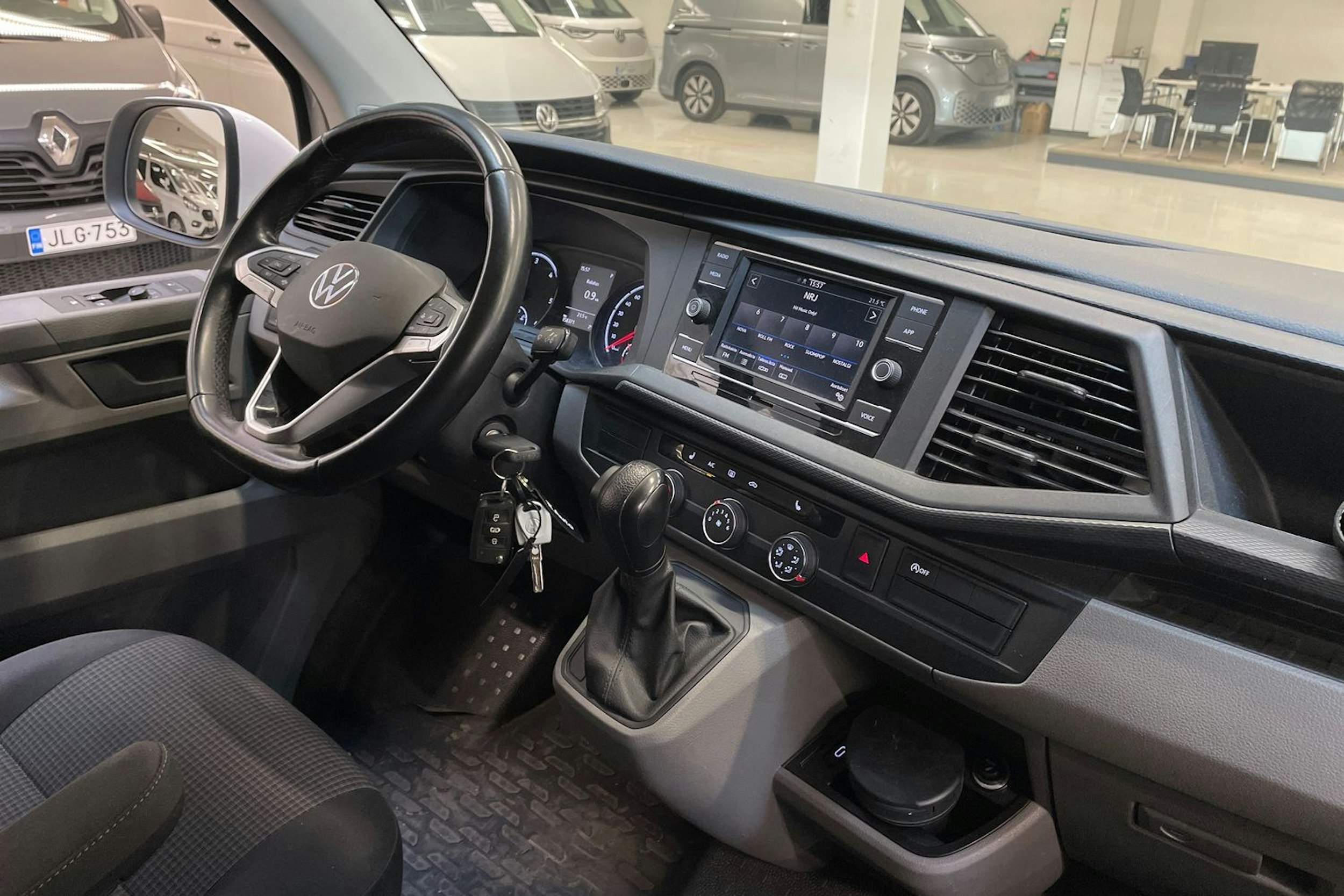 valkoinen Volkswagen Transporter 2021 kuva 13.