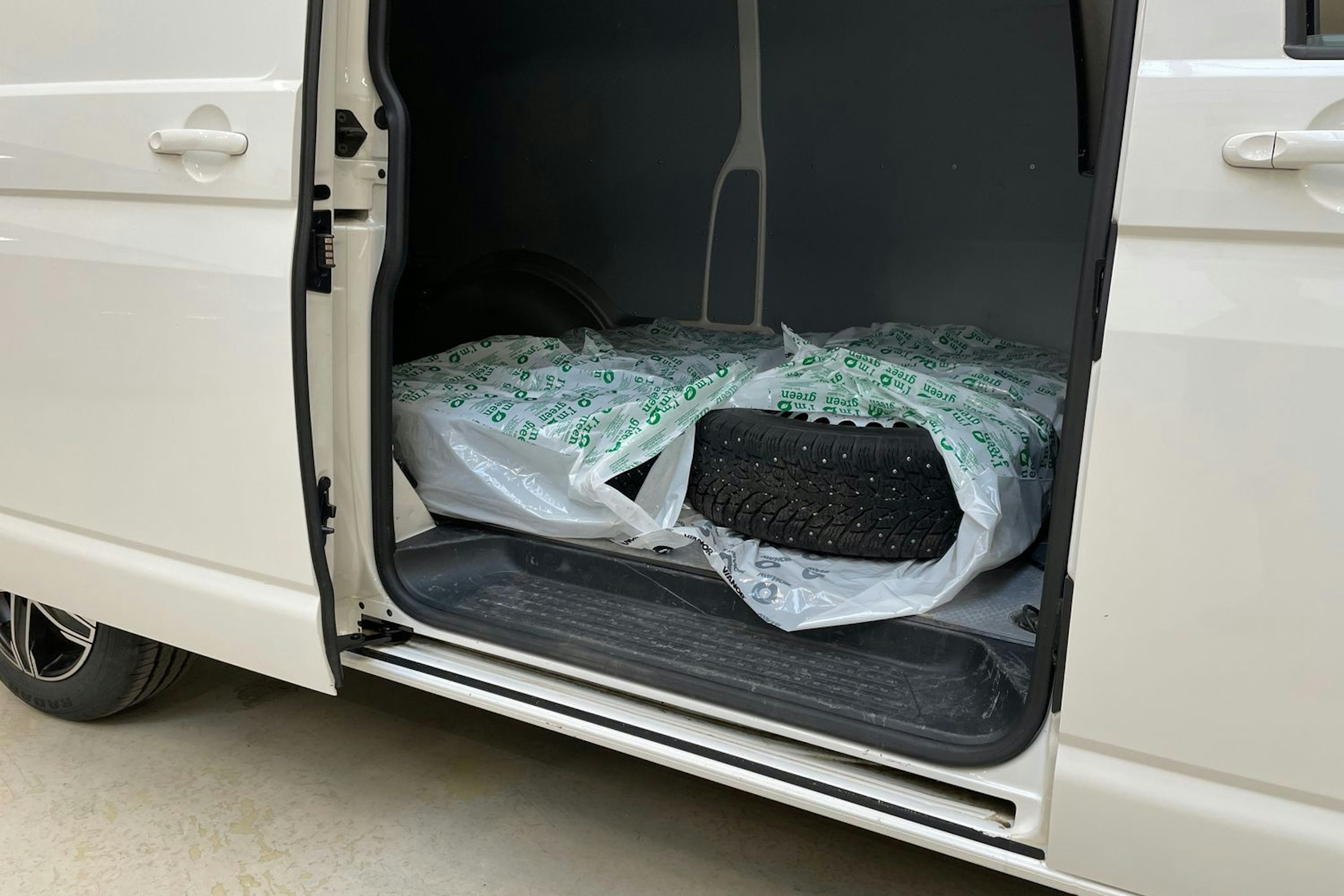 valkoinen Volkswagen Transporter 2021 kuva 15.