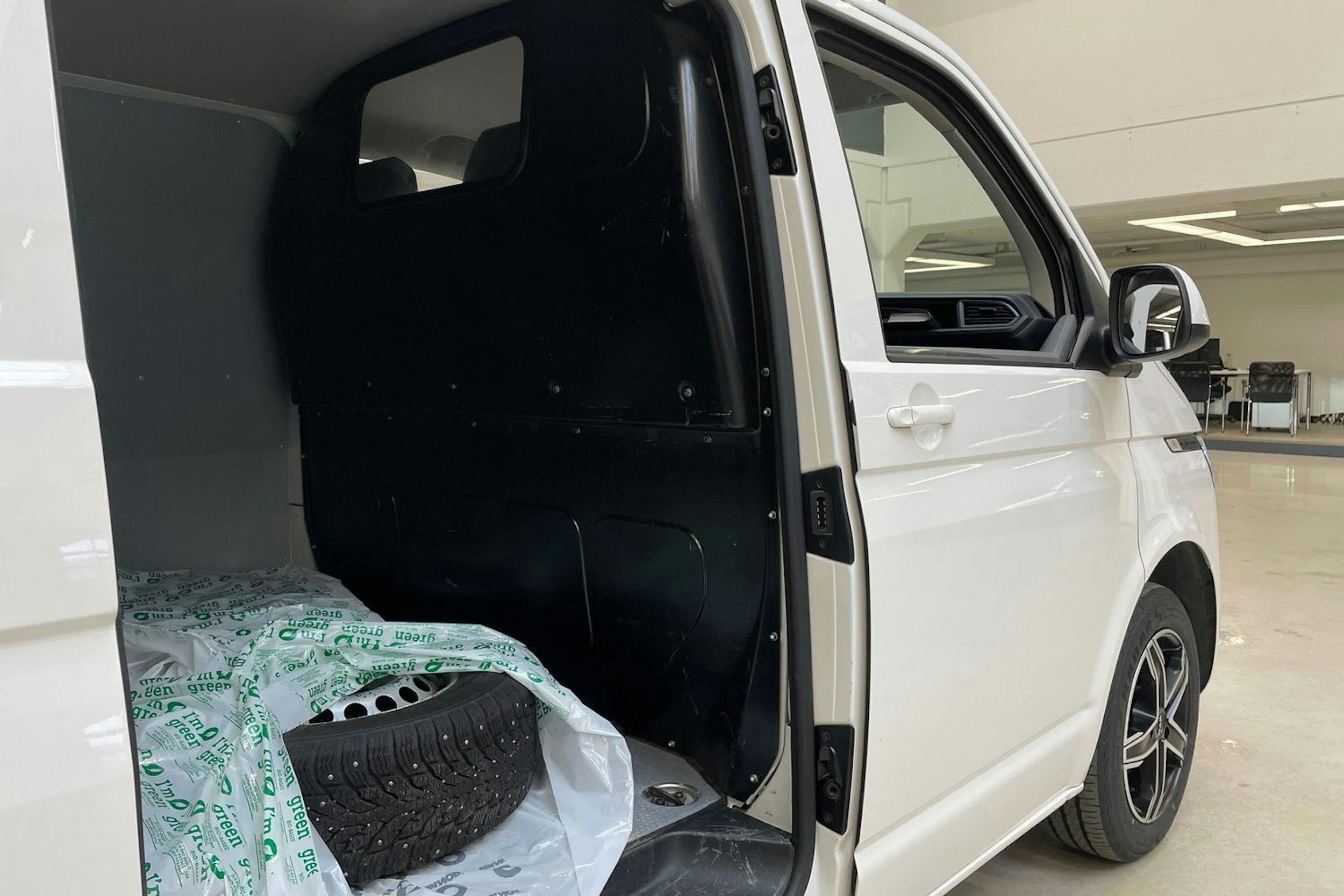 valkoinen Volkswagen Transporter 2021 kuva 16.