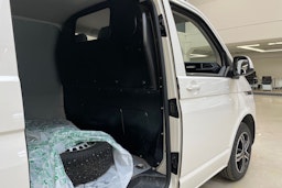 valkoinen Volkswagen Transporter 2021 kuva 16.