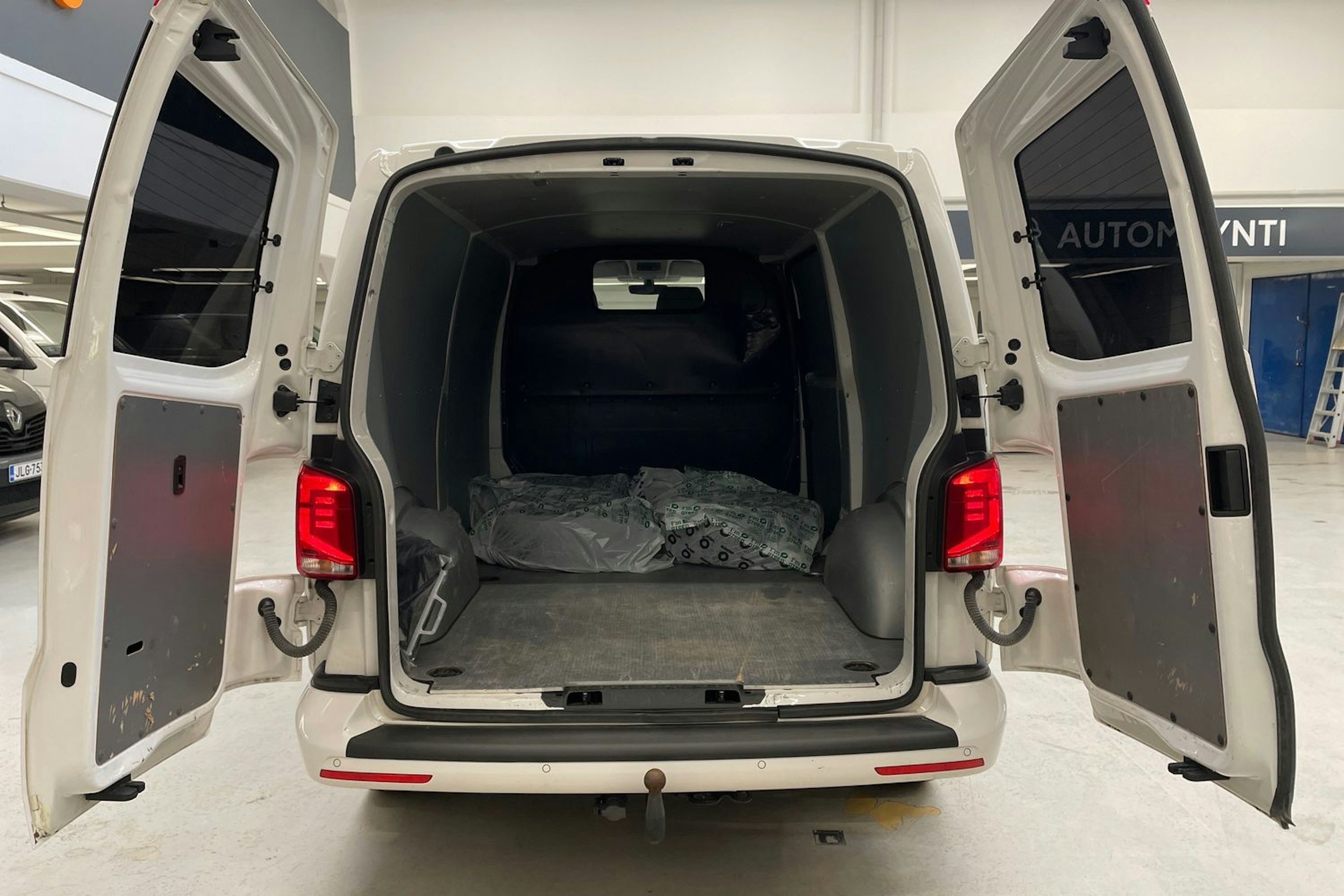 valkoinen Volkswagen Transporter 2021 kuva 19.