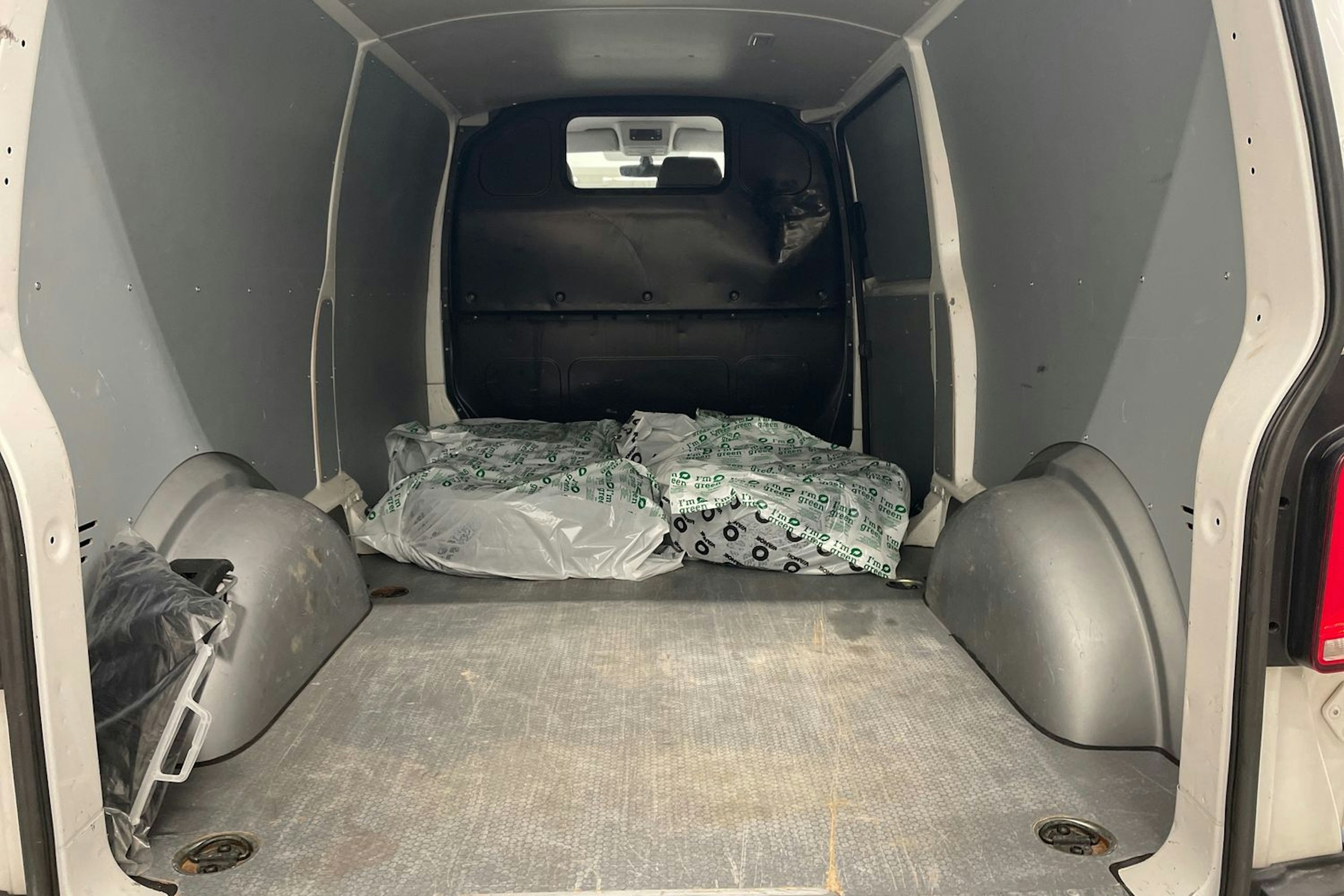 valkoinen Volkswagen Transporter 2021 kuva 20.