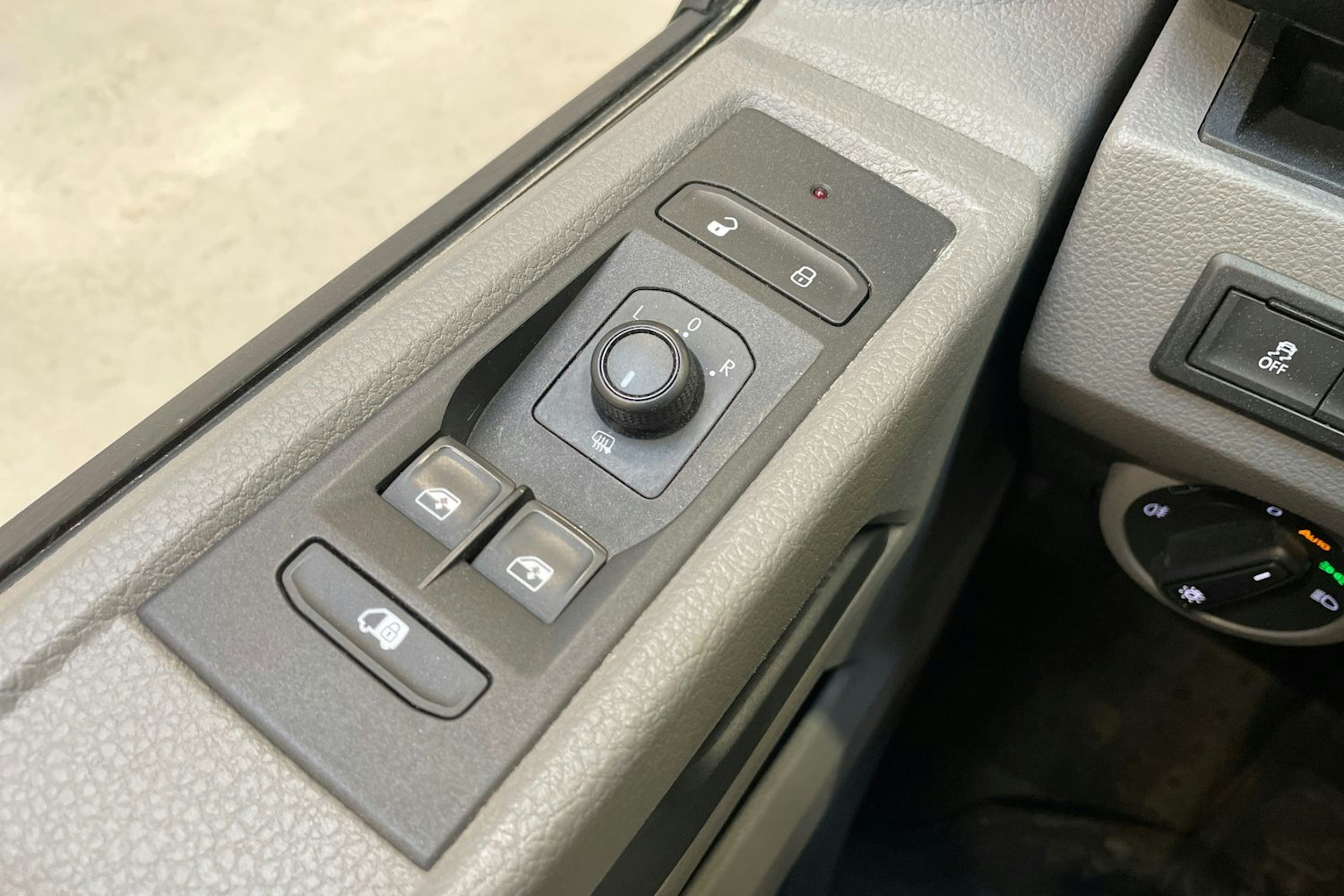 valkoinen Volkswagen Transporter 2021 kuva 21.