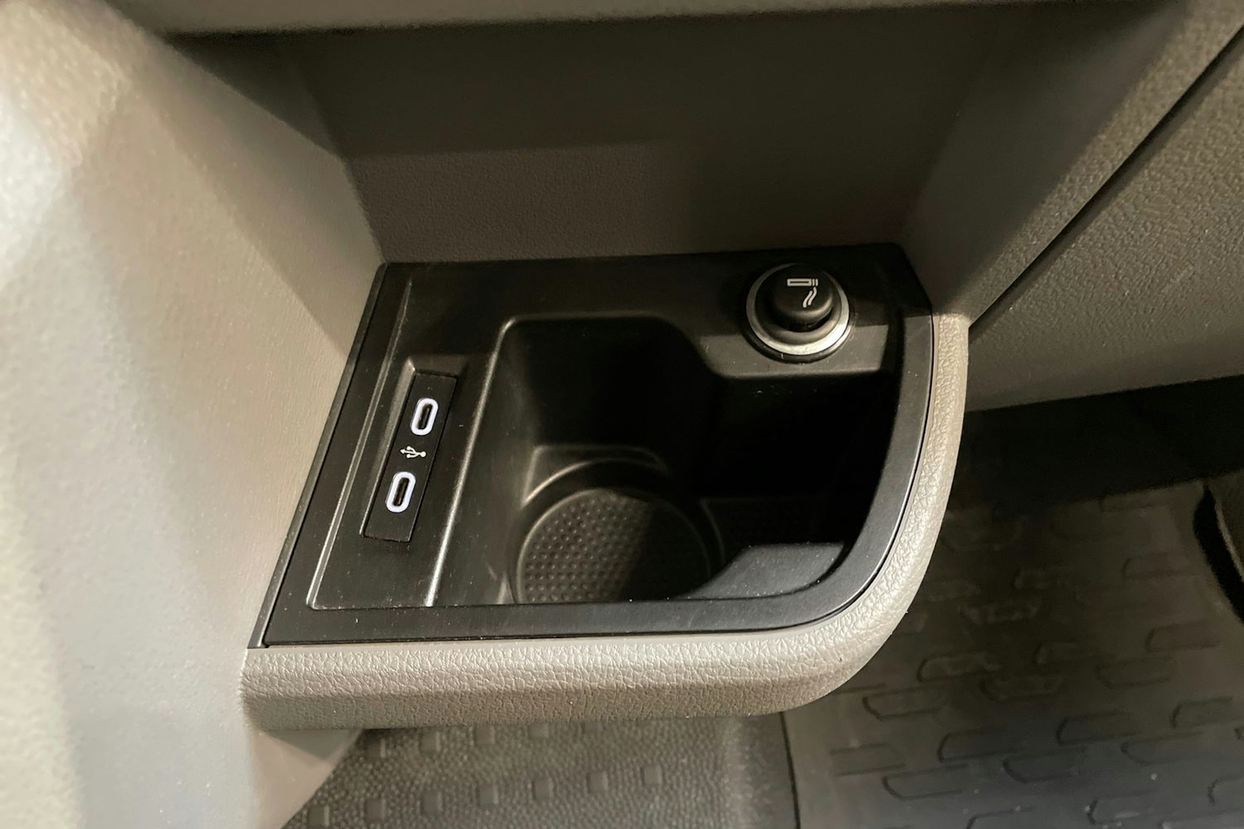 valkoinen Volkswagen Transporter 2021 kuva 26.