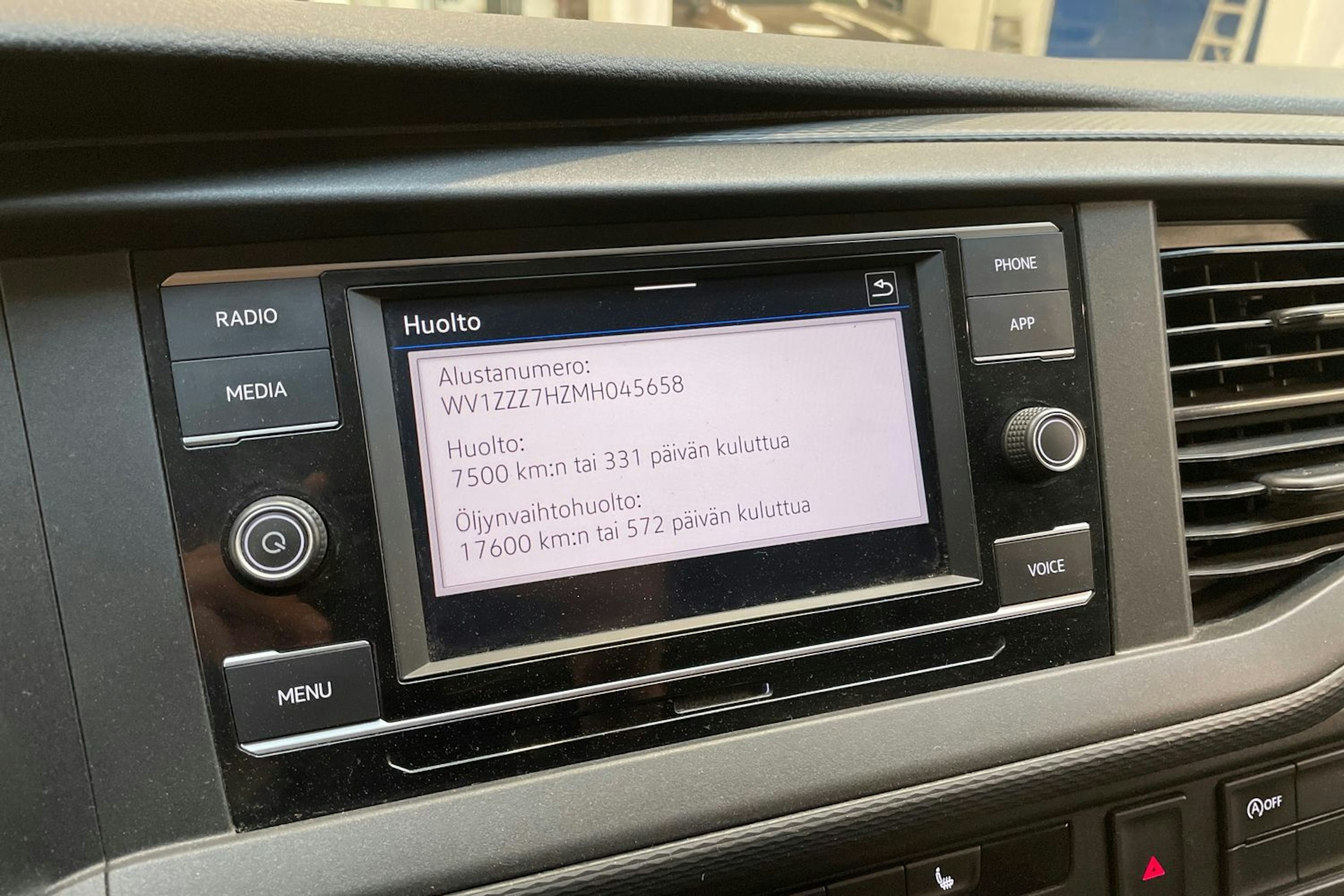 valkoinen Volkswagen Transporter 2021 kuva 28.
