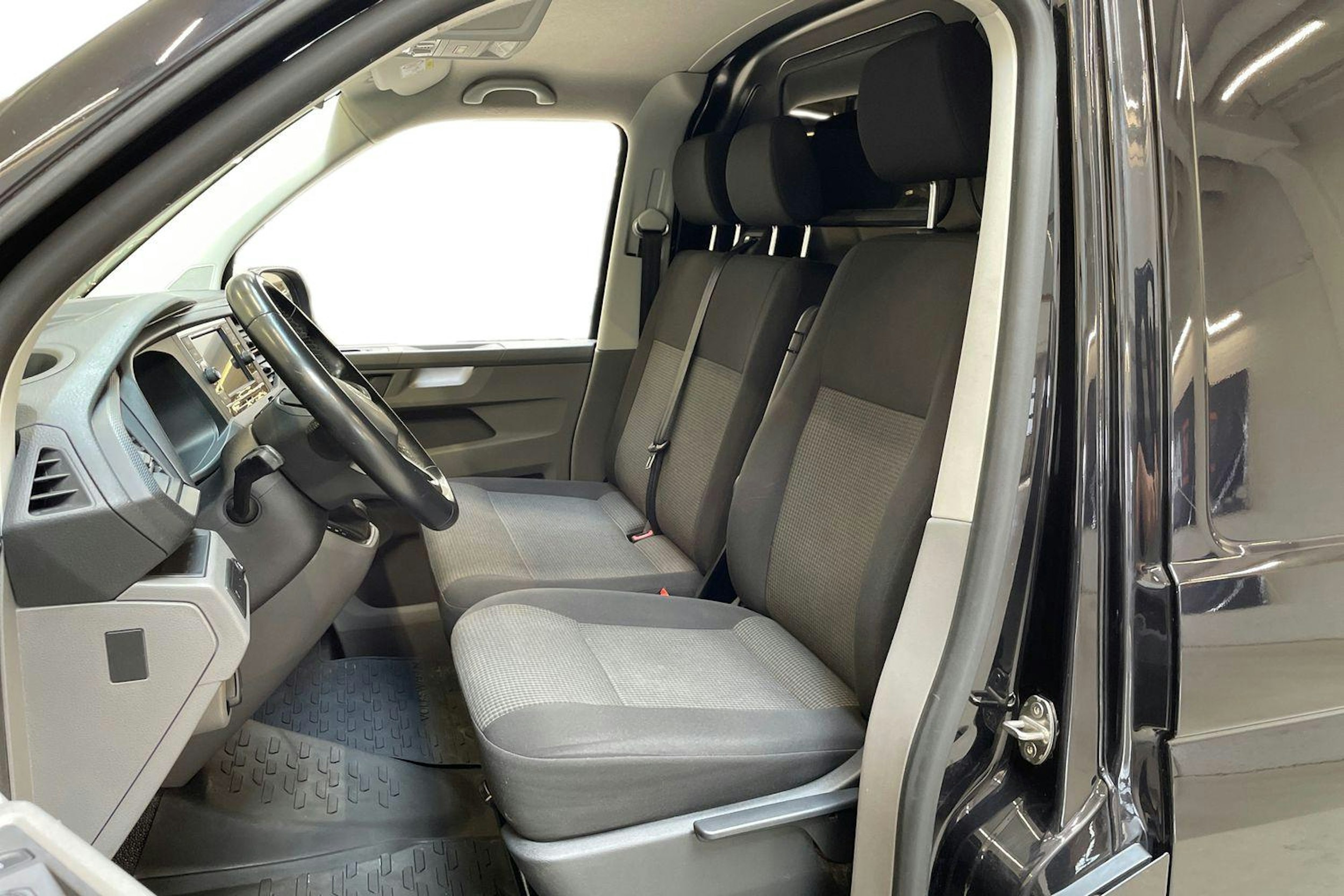 musta Volkswagen Transporter 2021 kuva 7.